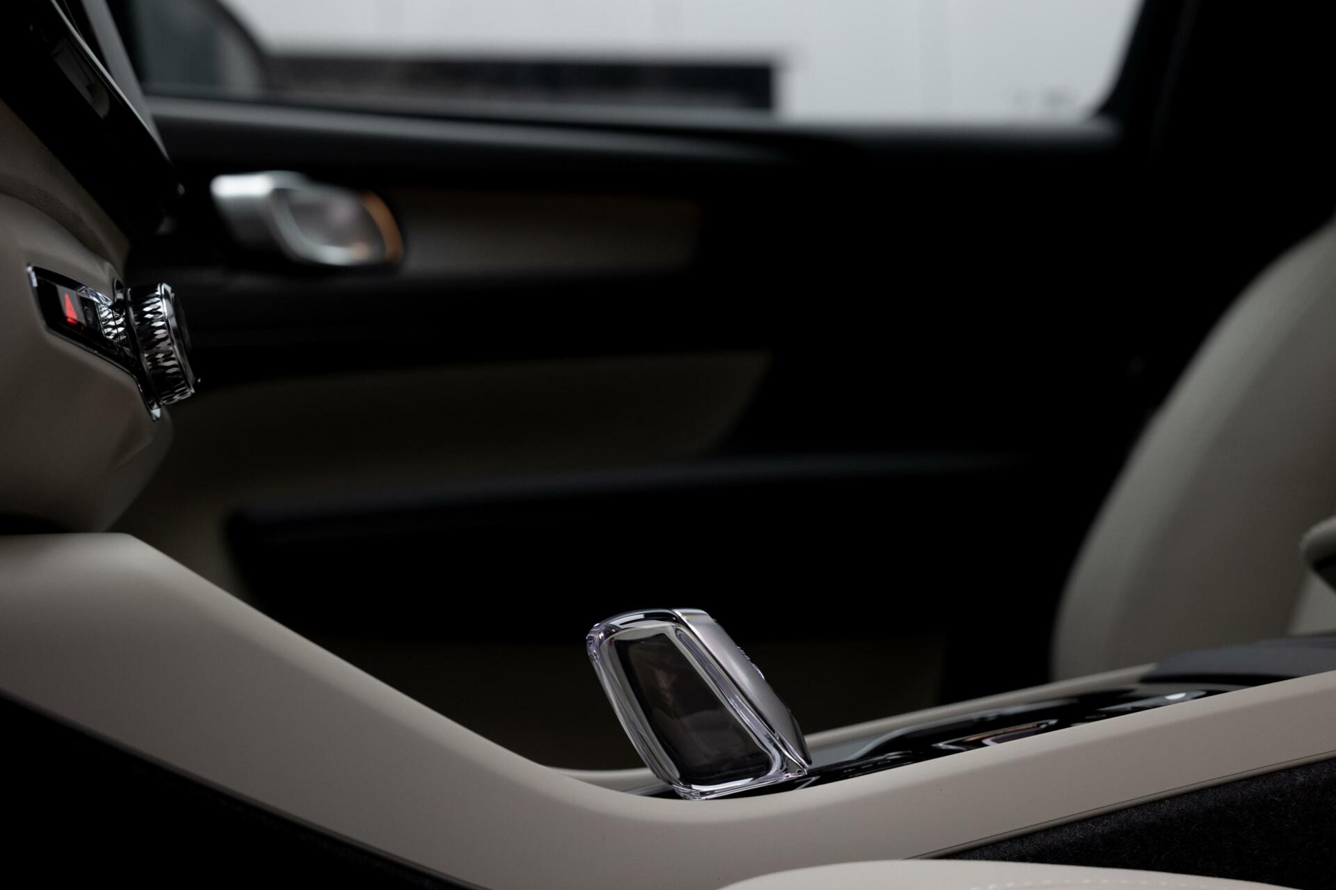 Volvo XC40 | B3 Ultimate Dark | Elektrische voorstoelen | Keyless | BLIS dodehoek detectie | Harman Kardon Audiosysteem | 360graden camera