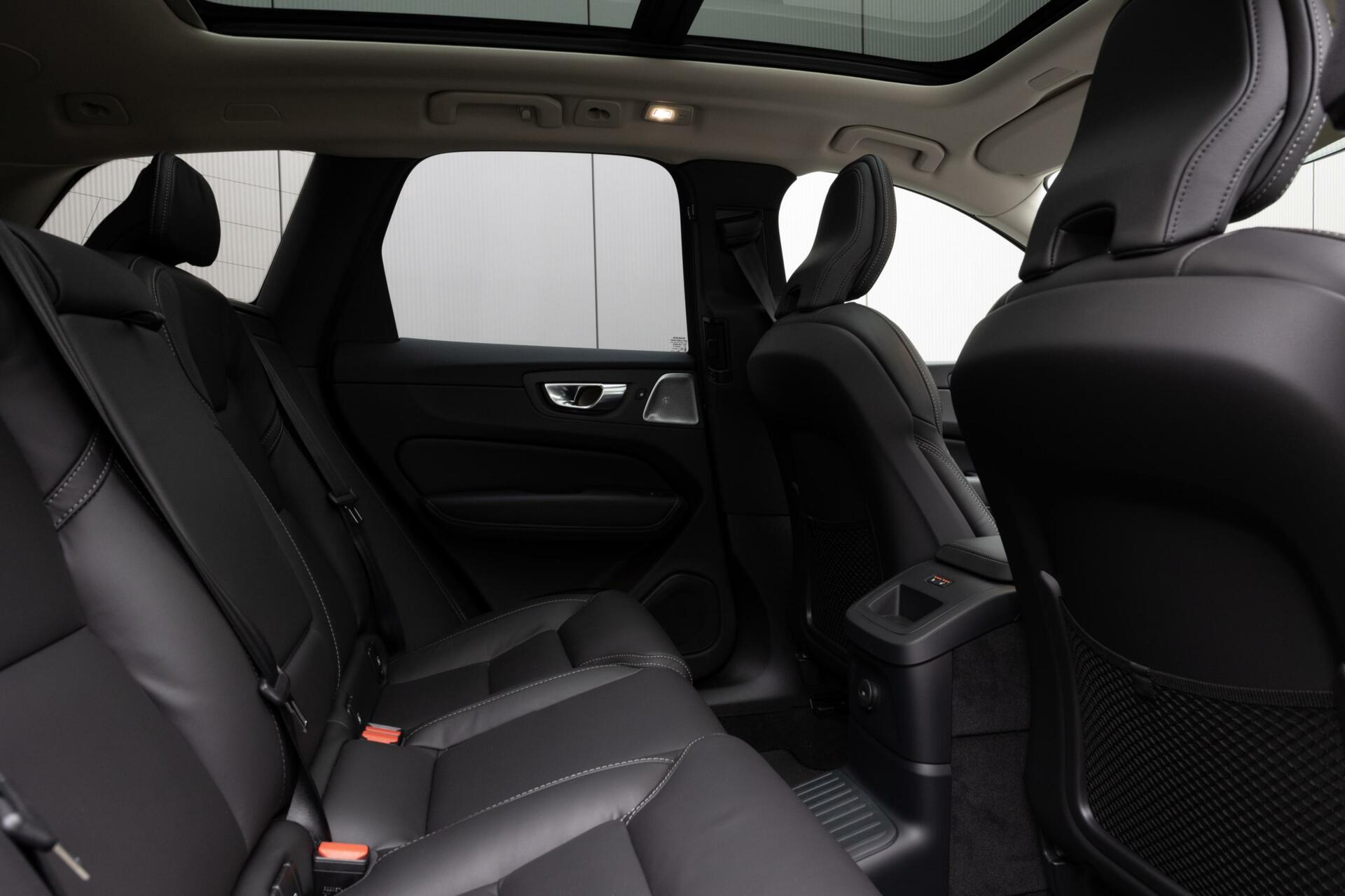 Volvo XC60 | Recharge T8 AWD Ultimate Dark | Long Range | Full Option | 360°-camera | Lighting Pack | Luchtvering | Massagestoelen met verw