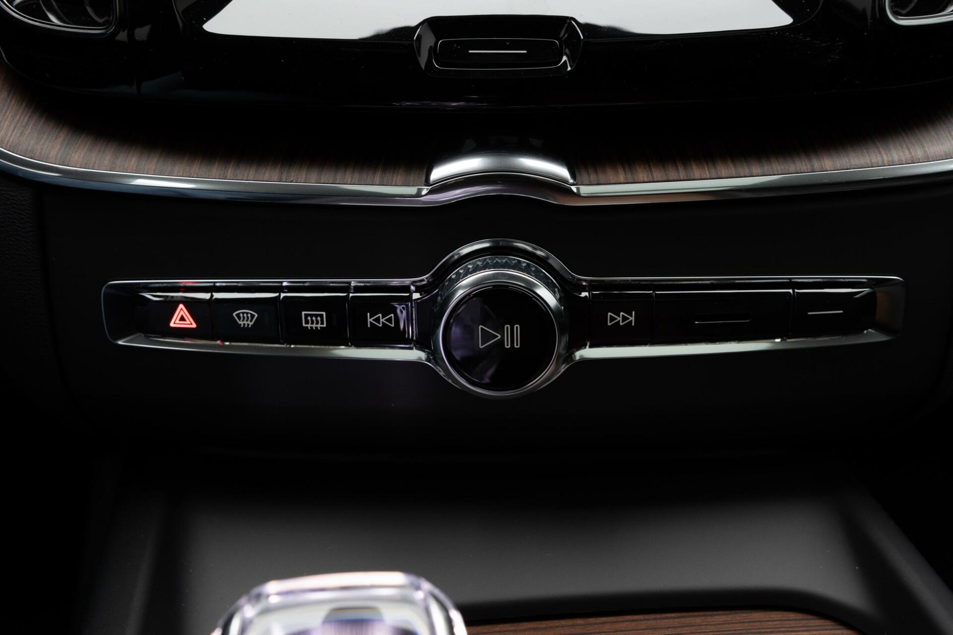 Volvo XC60 | Recharge T8 AWD Ultimate Dark | Long Range | Full Option | 360°-camera | Lighting Pack | Luchtvering | Massagestoelen met verw