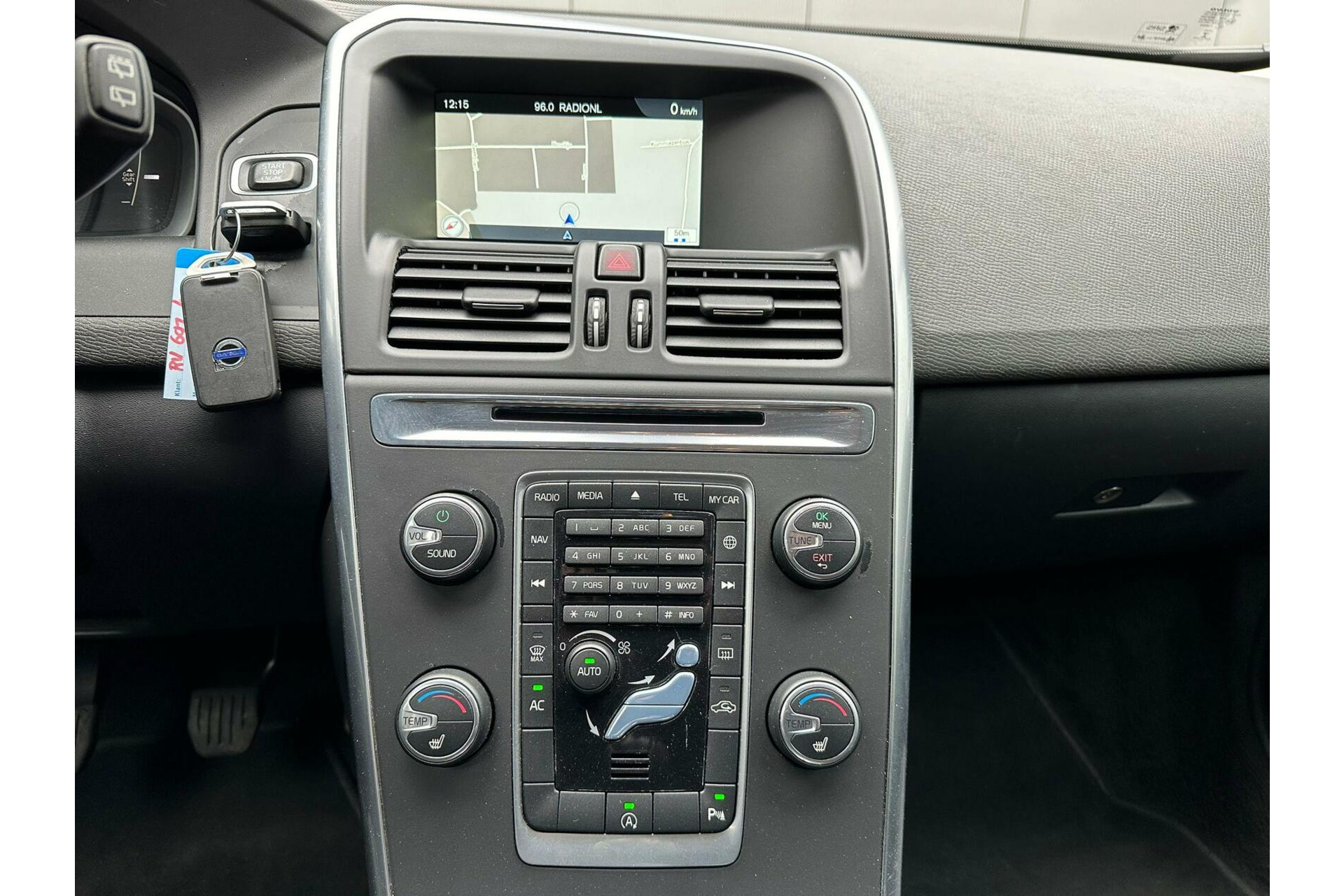 Volvo XC60 | D3 FWD Momentum | Navi | Cruise Control | Trekhaak | Getint Glas | 17” LM Velgen |