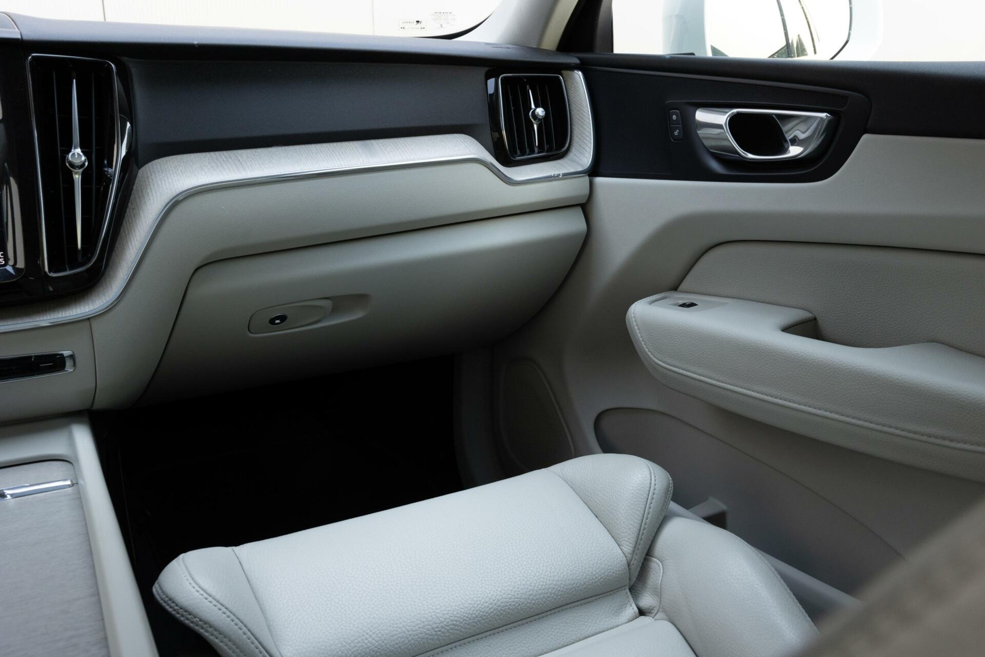 Volvo XC60 | T5 AWD Inscription | Panoramadak | Elektrisch verstelbare stoelen | Keyless | Navi |