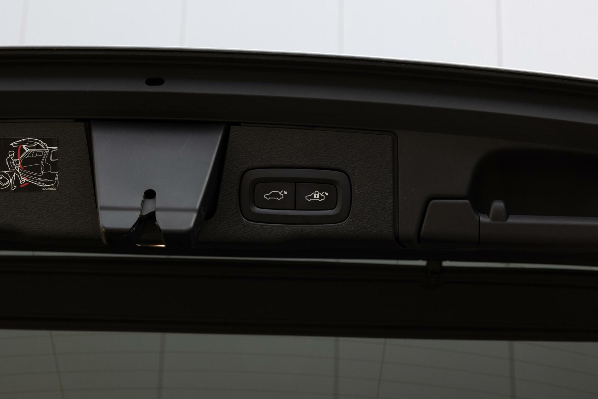 Volvo XC60 2.0 T4 Momentum Pro Pano Elektrische Trekhaak