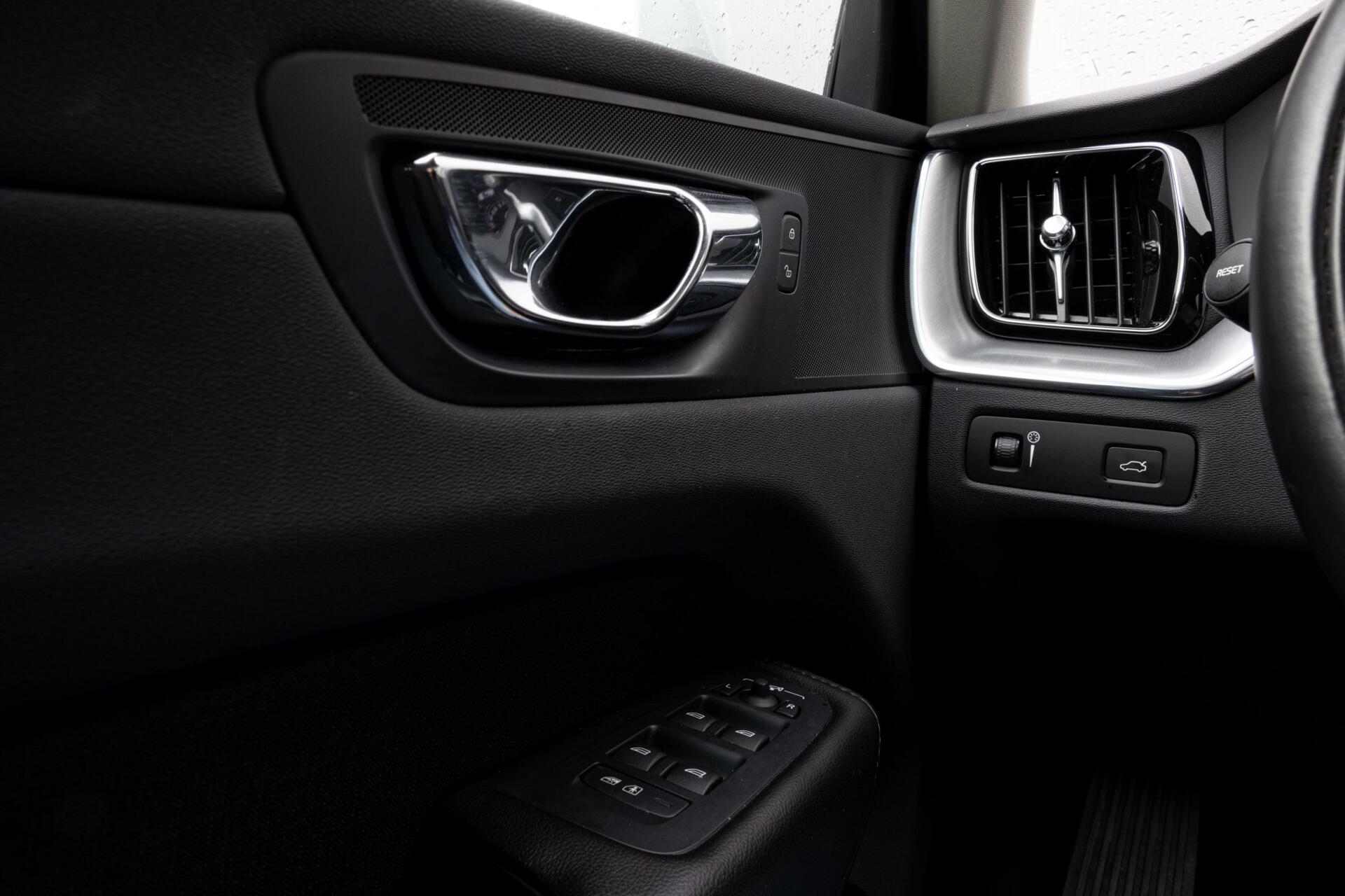 Volvo XC60 | T4 Momentum Pro | Adaptieve cruise control | Lage km stand | Winterpack | Elektrische trekhaak |