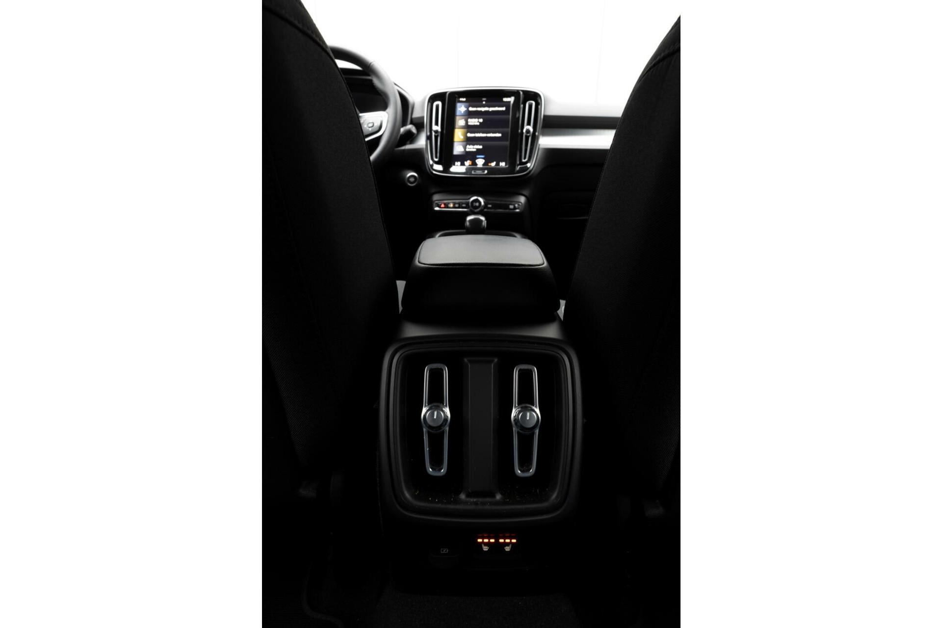 Volvo XC40 | T2 Momentum | Winterpack | DAB+ | Parkeersensoren Achter | 18” LM Velgen |