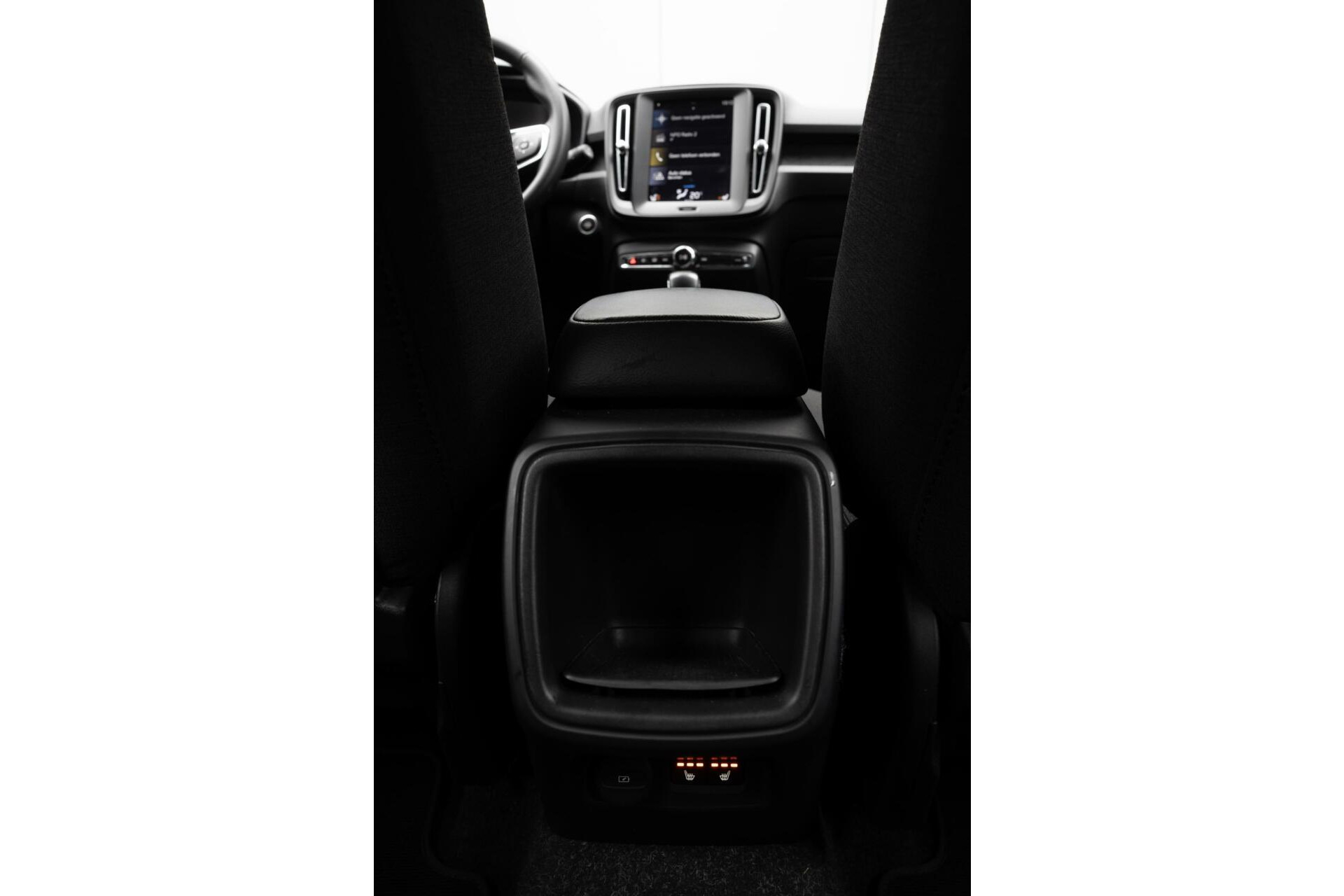 Volvo XC40 |T2 Momentum | FULL LED Koplampen | LM velgen 5-spaaks 18″ | City Safety | Getint Glas |