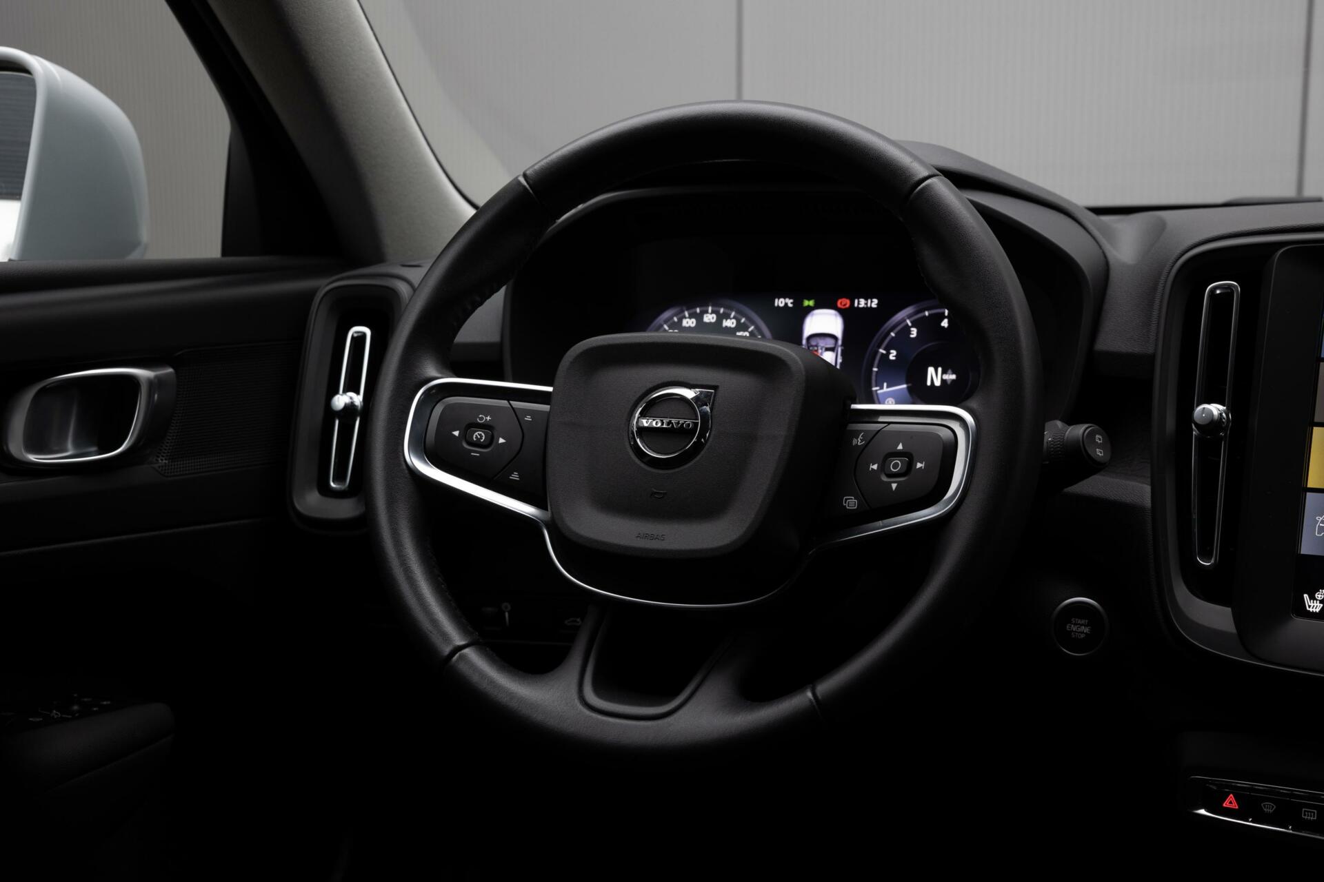Volvo XC40 |T2 Momentum | FULL LED Koplampen | LM velgen 5-spaaks 18″ | City Safety | Getint Glas |