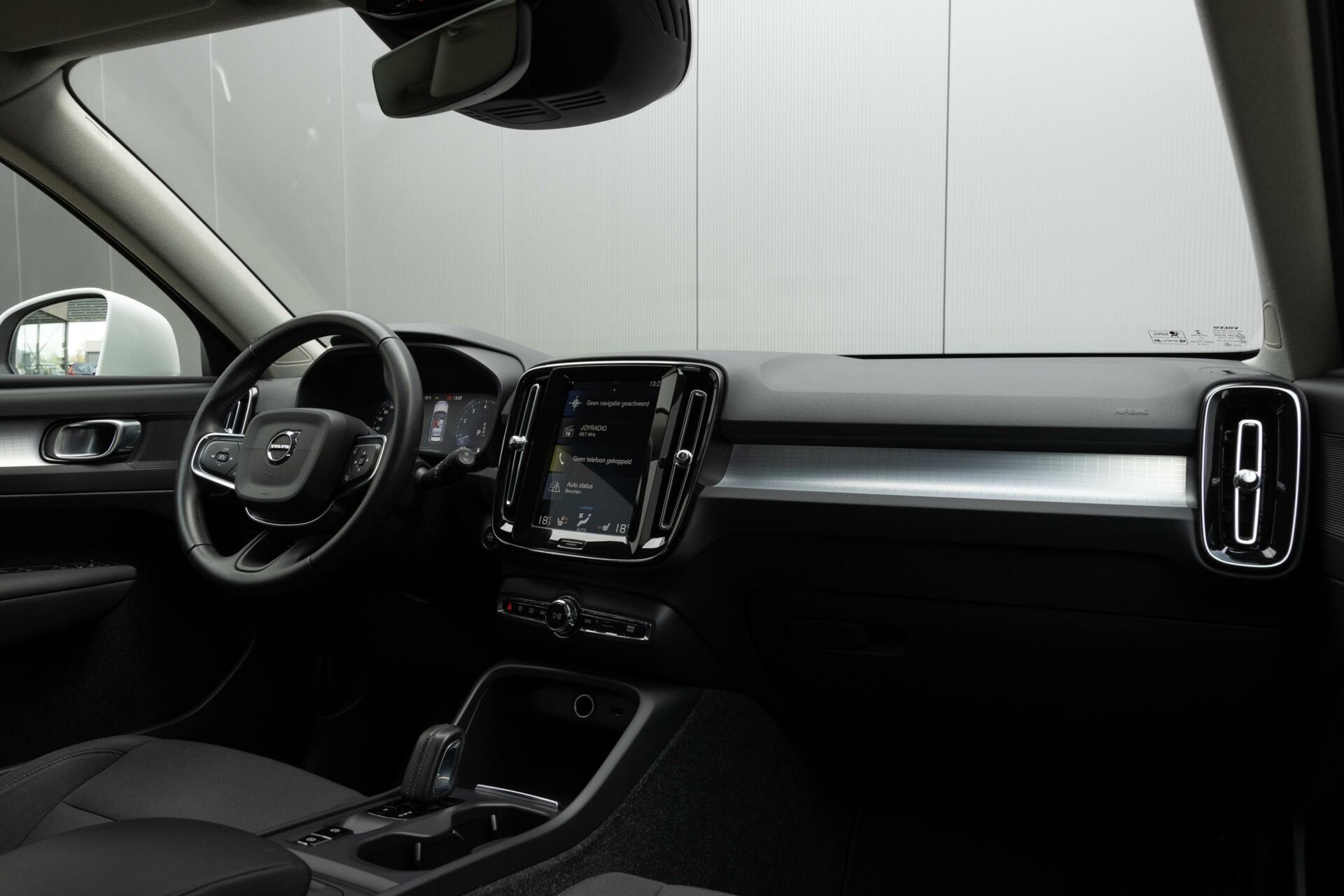 Volvo XC40 | B4 Momentum Pro | 2100kg trekgewicht | 18” Sportvelgen | Keyless | Standkachel |