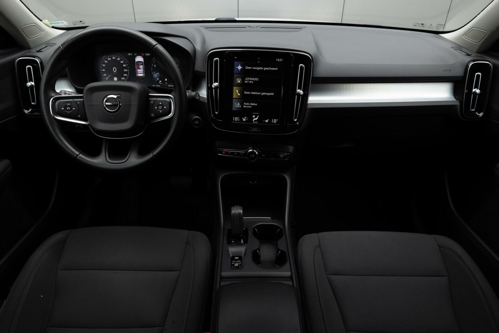 Volvo XC40 | B4 Momentum Pro | 2100kg trekgewicht | 18” Sportvelgen | Keyless | Standkachel |