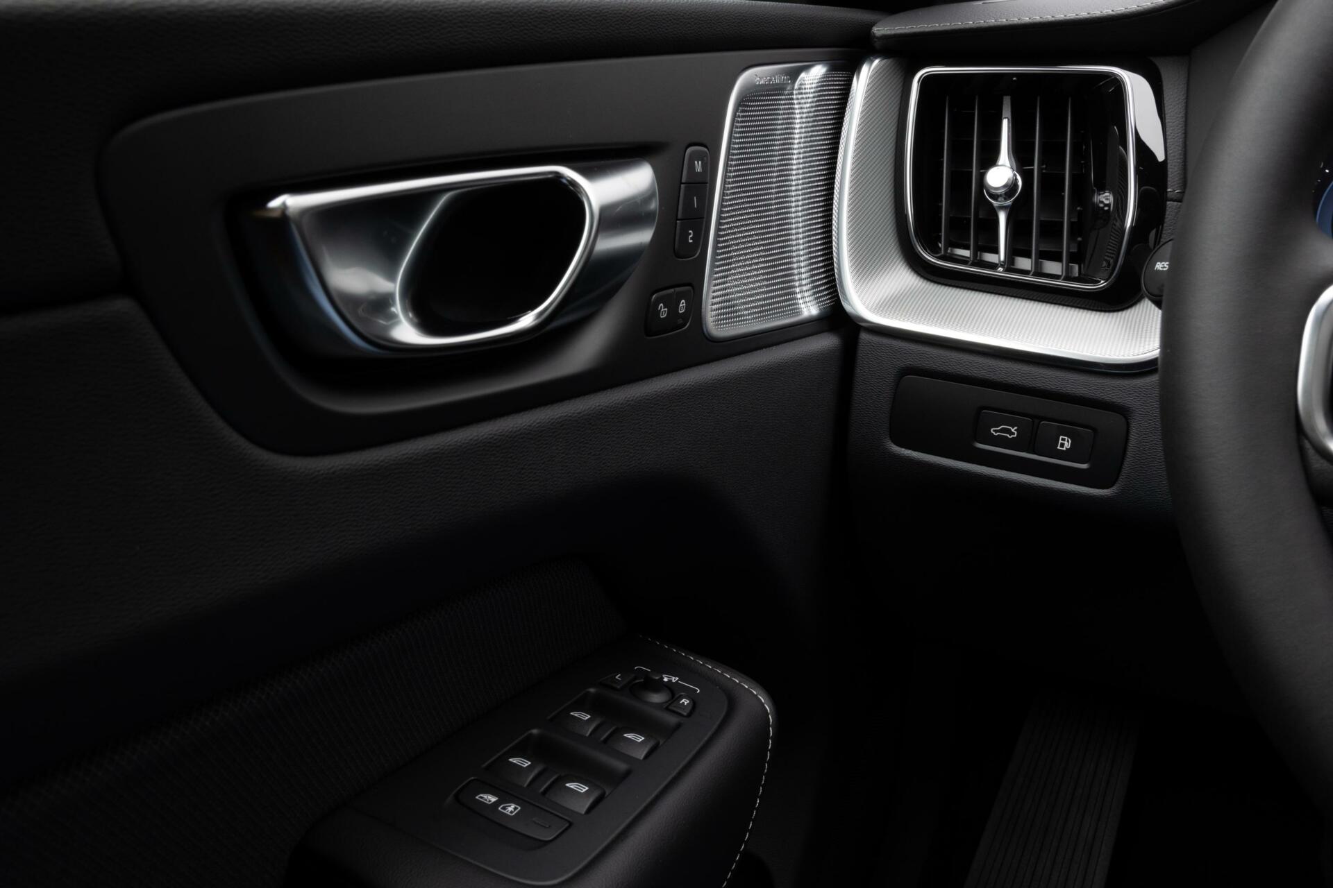 Volvo XC60 | T8 AWD Polestar Engineered | Long Range | Full Option | 455pk gecombineerd vermogen | Polestar 22-inch 5-Y Spaaks Velgen | Hea