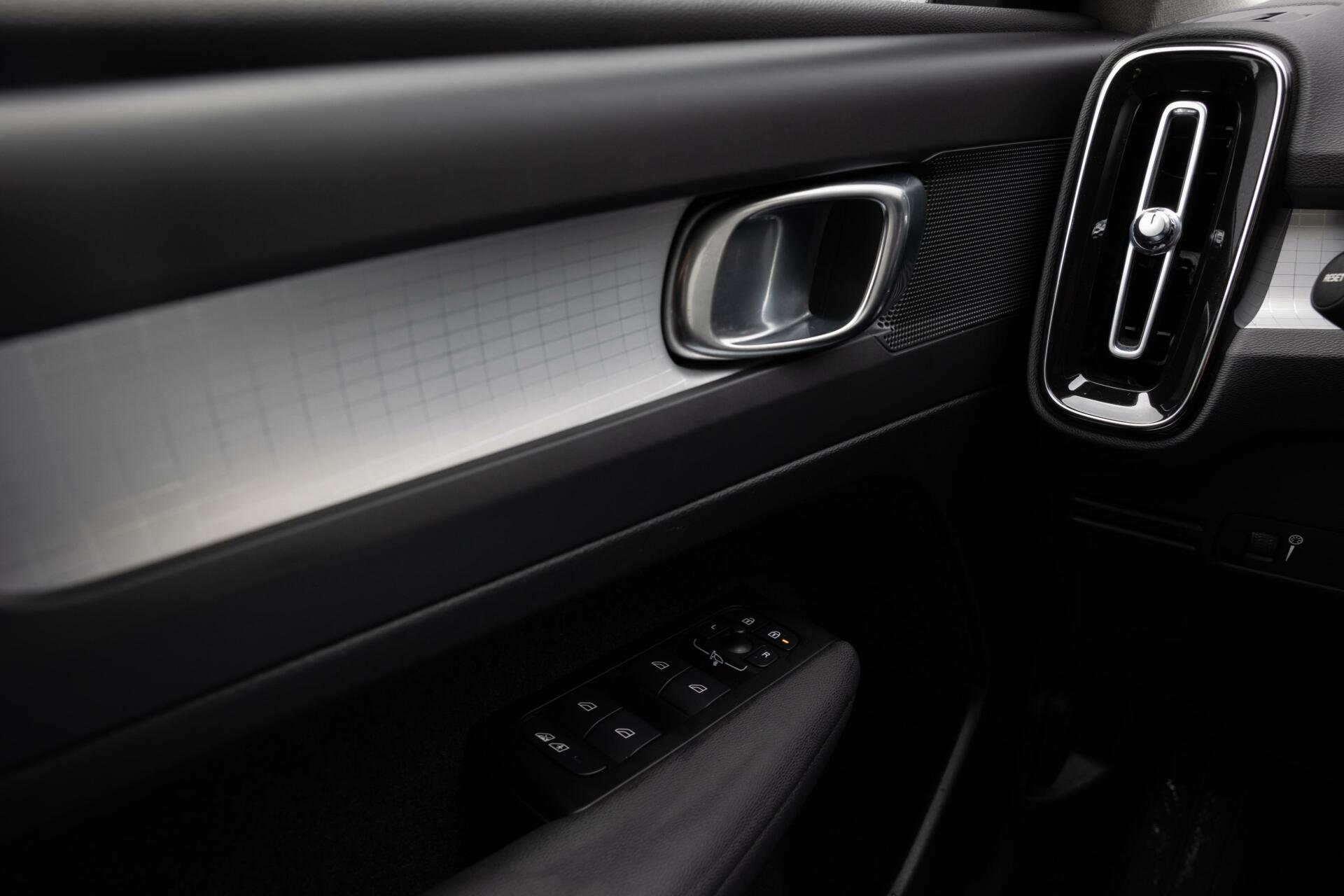Volvo XC40 | T2 Momentum | Unieke KM stand | Spraakbediening | Keyless start | Volledig digitaal instrumentenpaneel | Cruise Control |