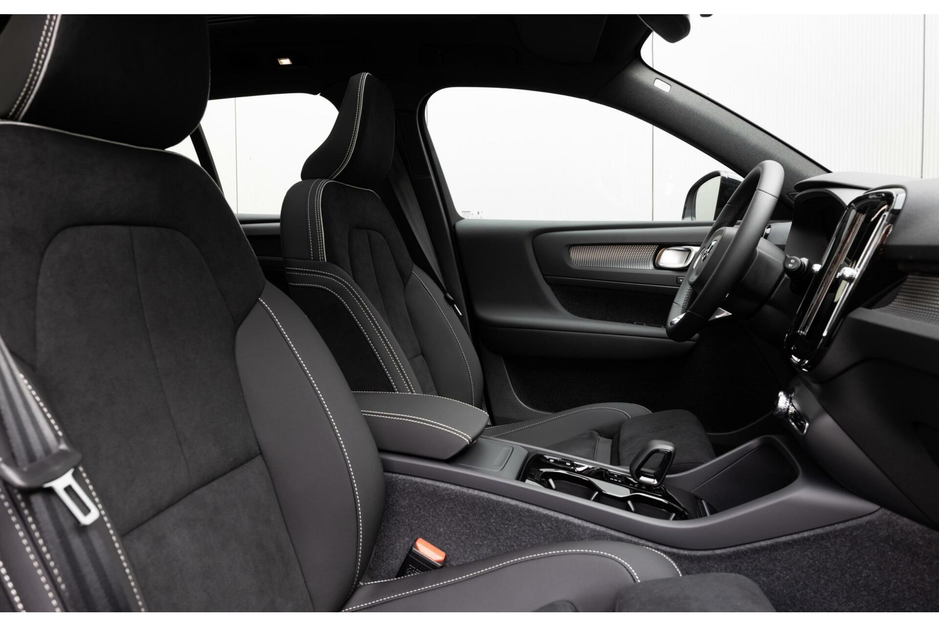Volvo XC40 | B3 Ultimate Dark | 360graden Camera | 20” Black Diamond Velgen | Elektrisch bedienbare voorstoelen | Stuur en stoelverwarming