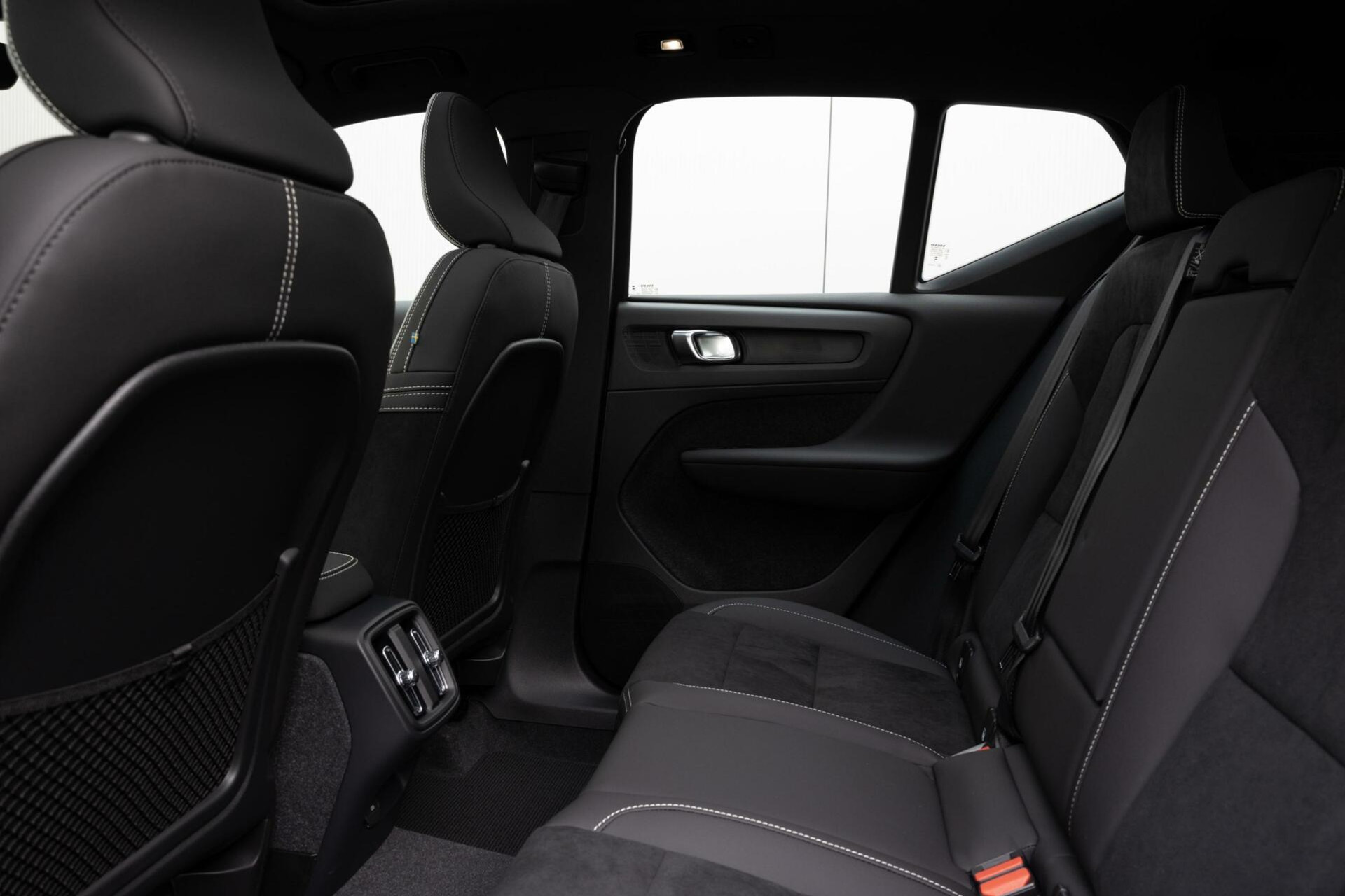 Volvo XC40 | B3 Ultimate Dark | 360graden Camera | 20” Black Diamond Velgen | Elektrisch bedienbare voorstoelen | Stuur en stoelverwarming