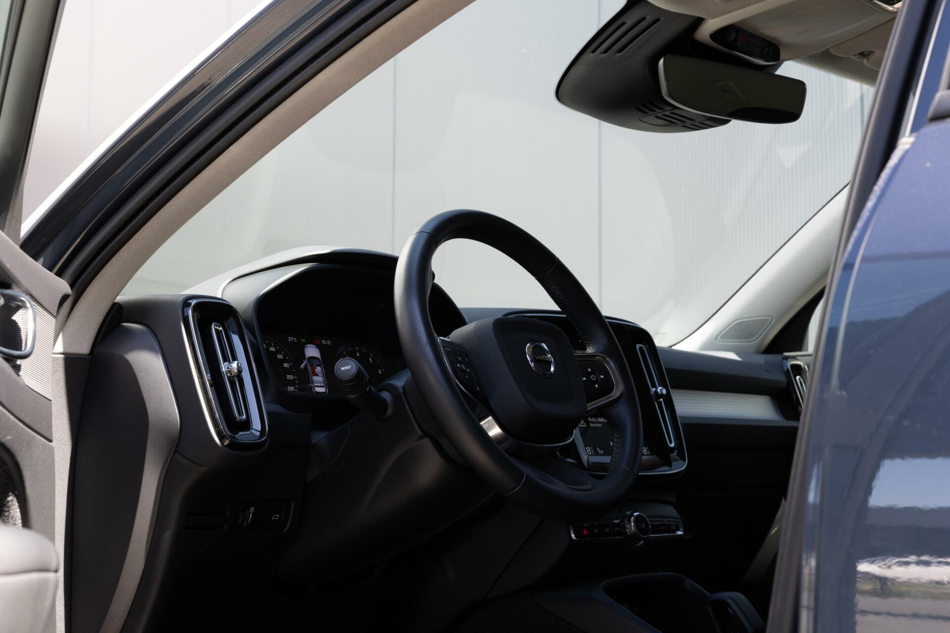 Volvo XC40 | B4 Momentum Business | BLISS | 2100kg trekgewicht | Adaptive Cruise | Full LED |