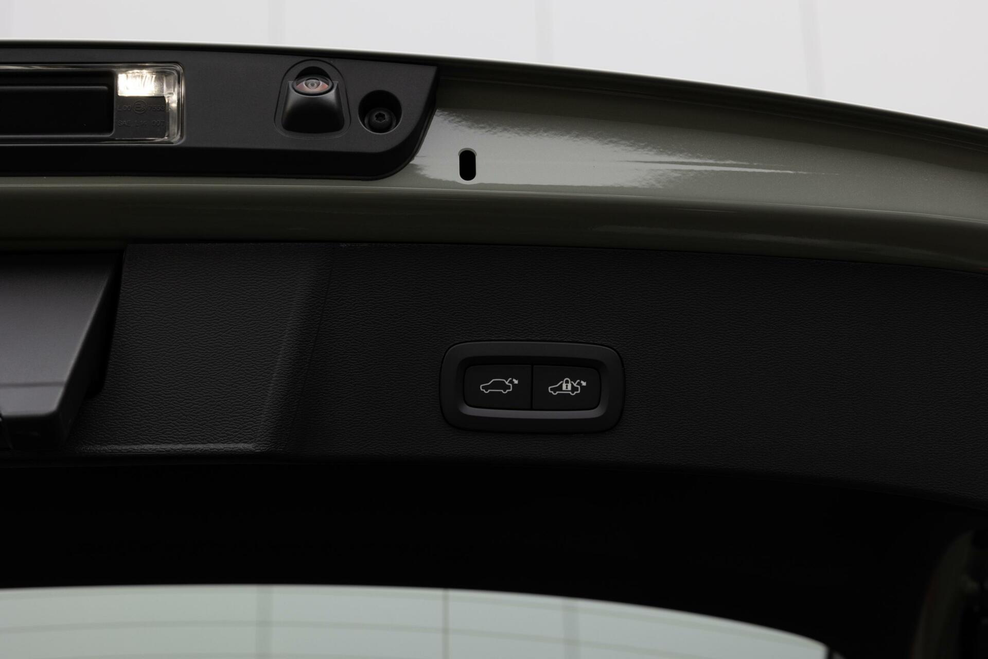 Volvo XC40 | B3 Ultra Dark | 20” Velgen | 360° Camera | Panoramadak | MY 2025 |