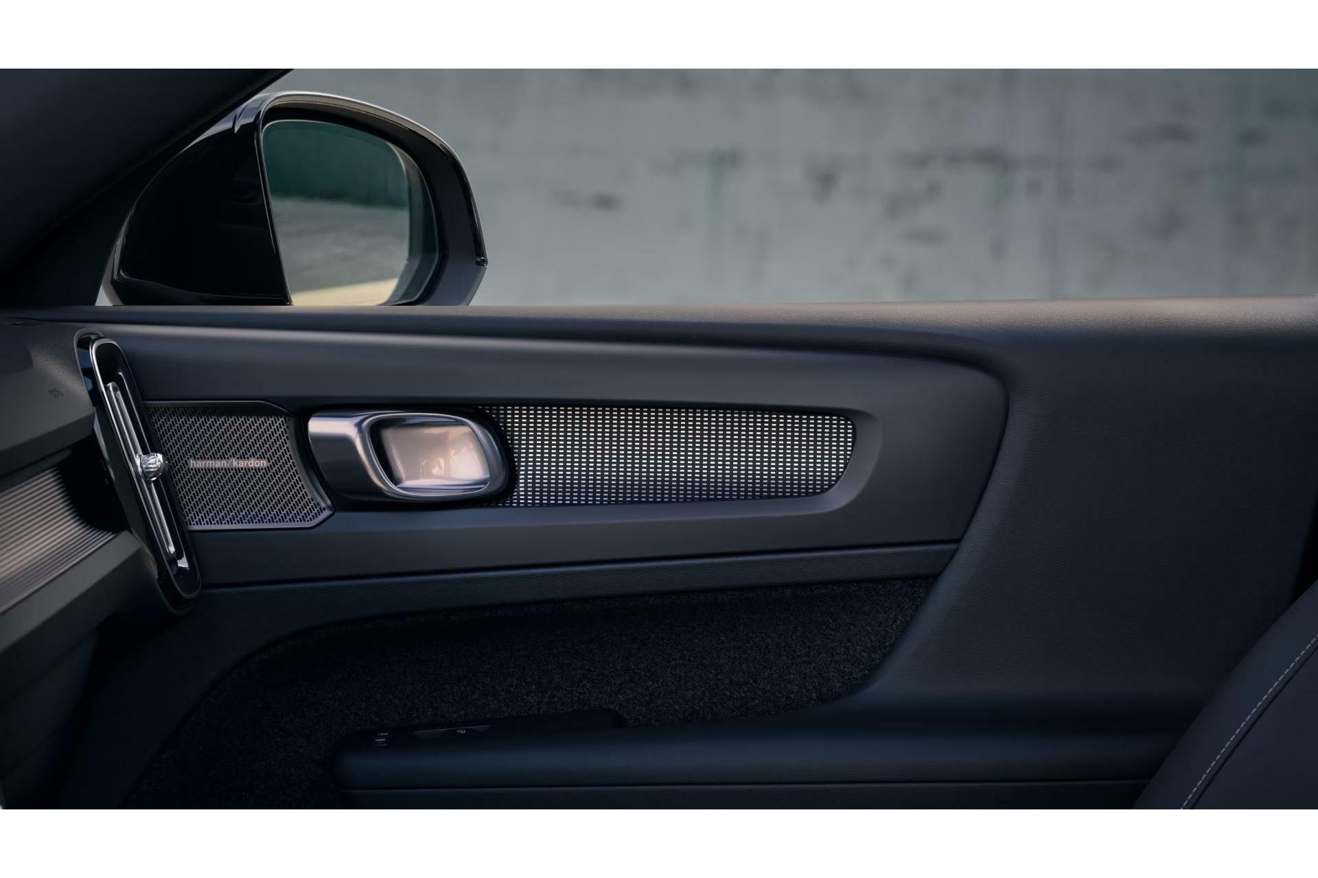 Volvo XC40 | B3 Ultra Dark | PIXEL LED | 360° Camera | Panoramadak | MY 2025 |
