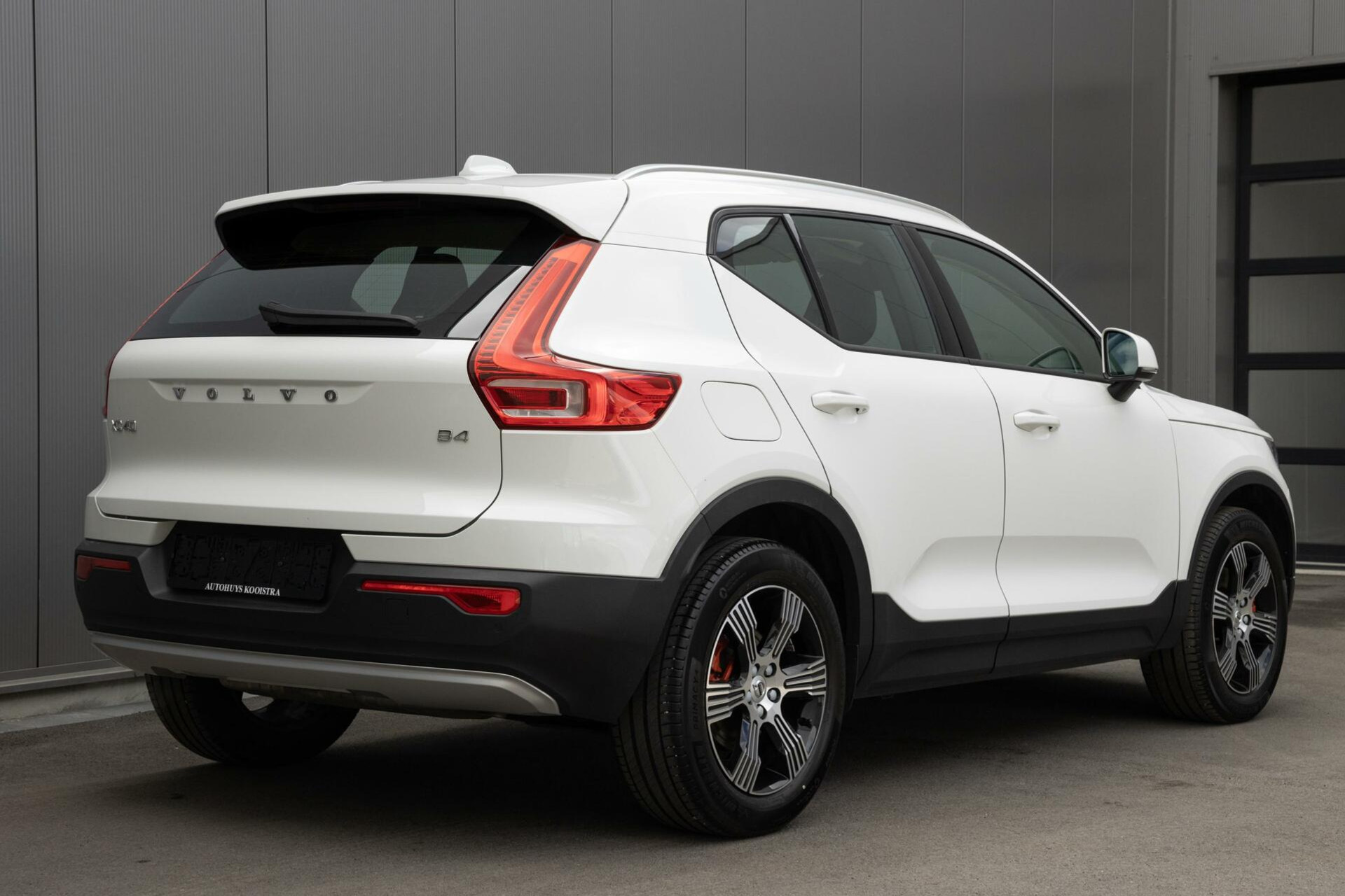 Volvo XC40 | B4 Momentum Pro | 2100kg trekgewicht | 18” Sportvelgen | Keyless | Standkachel |