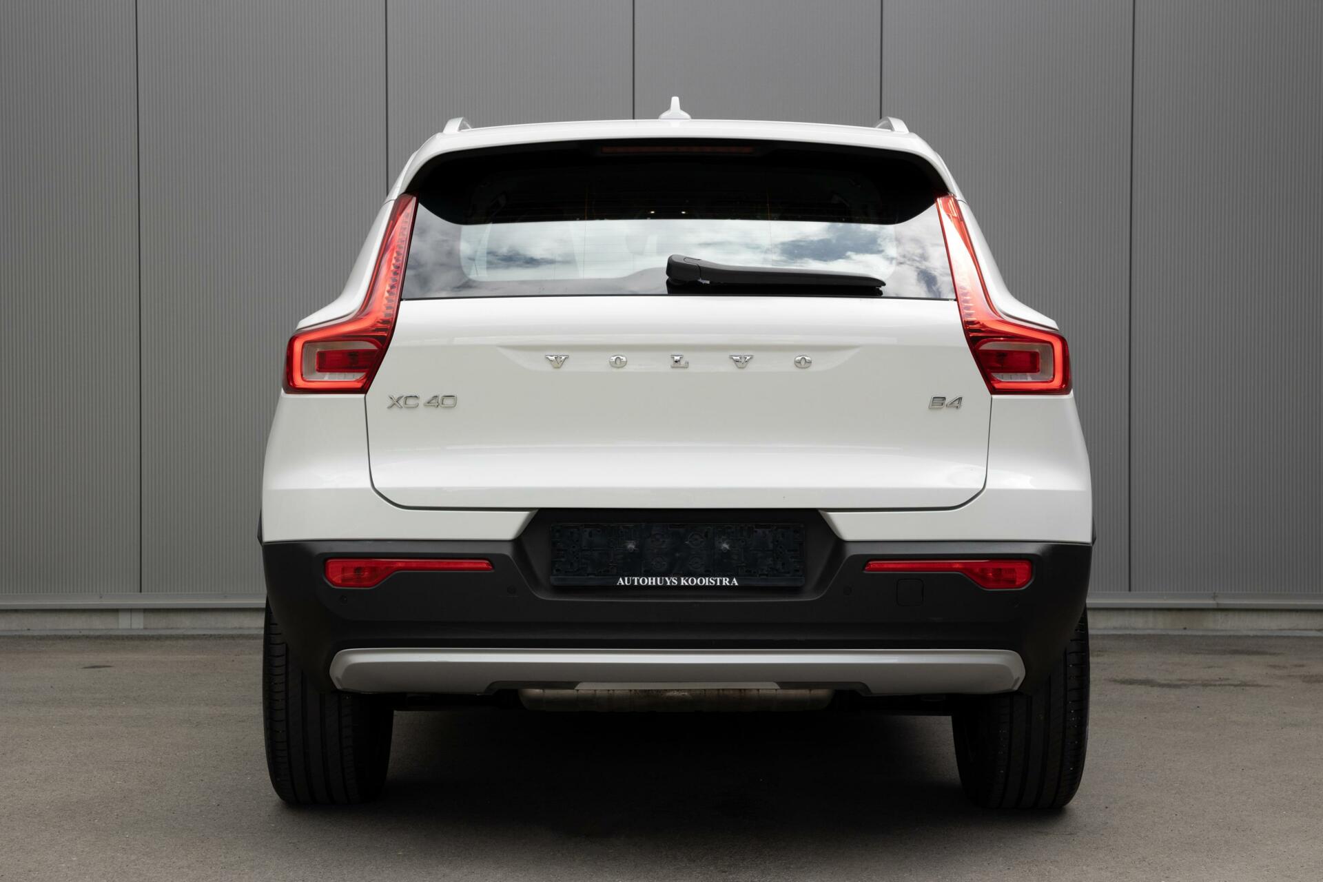 Volvo XC40 | B4 Momentum Pro | 2100kg trekgewicht | 18” Sportvelgen | Keyless | Standkachel |