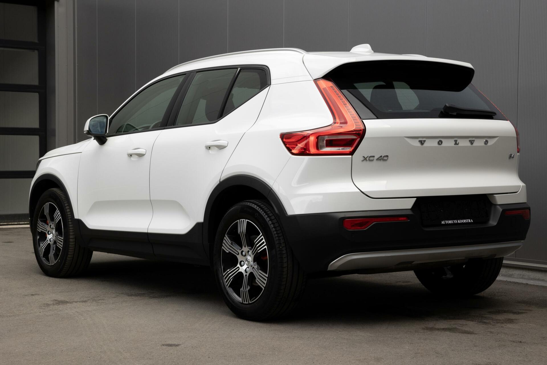 Volvo XC40 | B4 Momentum Pro | 2100kg trekgewicht | 18” Sportvelgen | Keyless | Standkachel |