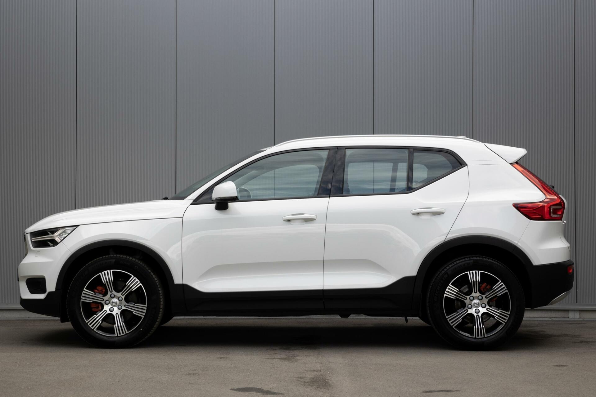 Volvo XC40 | B4 Momentum Pro | 2100kg trekgewicht | 18” Sportvelgen | Keyless | Standkachel |