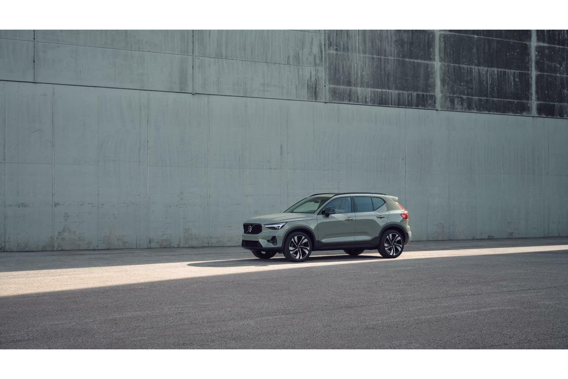 Volvo XC40 | B3 Ultra Dark | PIXEL LED | 360° Camera | Panoramadak | MY 2025 |