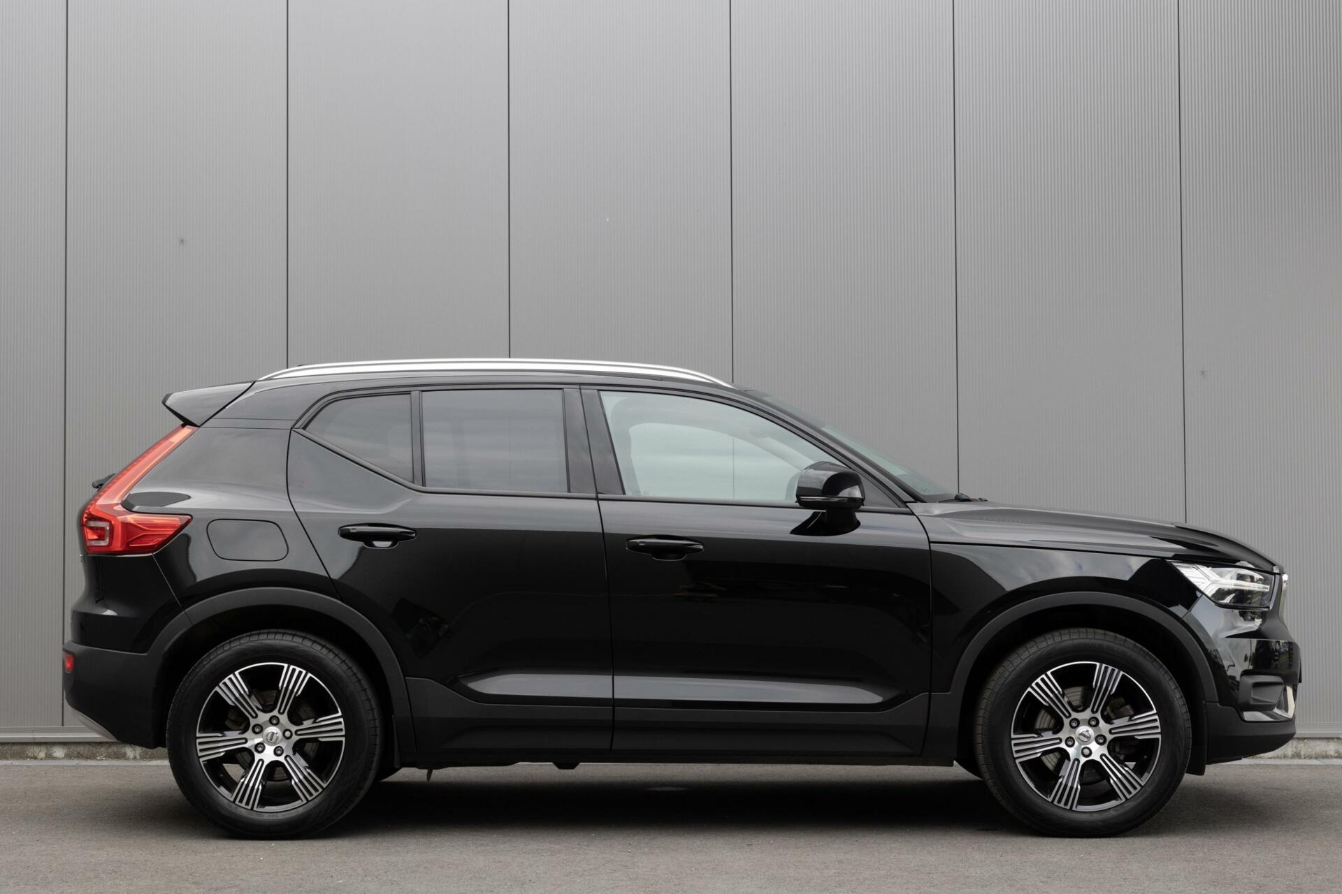 Volvo XC40 - | B4 AWD Momentum Pro | H&K Audio | Keyless | Achteruitrijcamera | Elektrisch wegklapbare trekhaak |