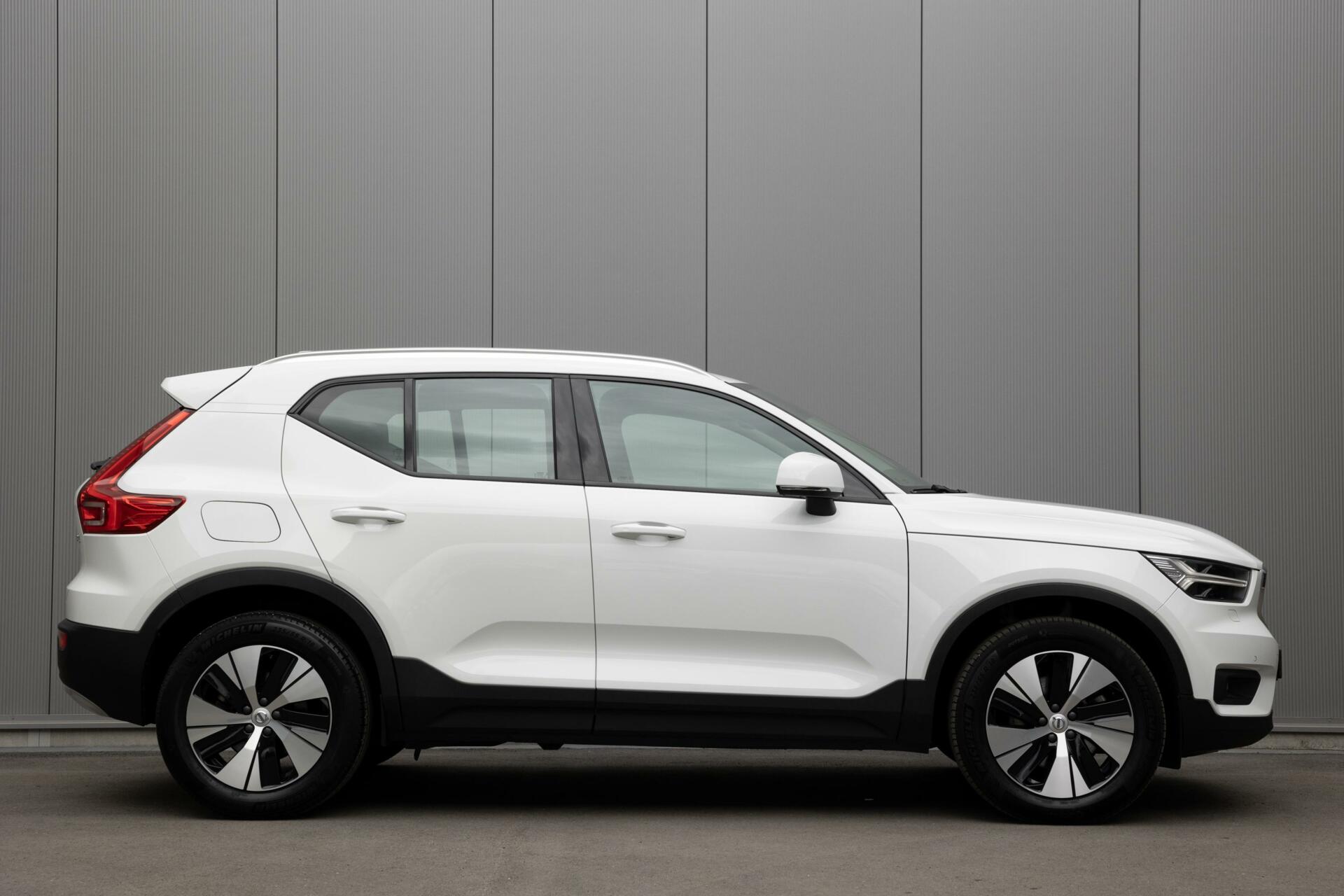 Volvo XC40 | B4 Momentum Business | Full Led Koplampen | Winterpack | BLIS | Adaptive Cruise |