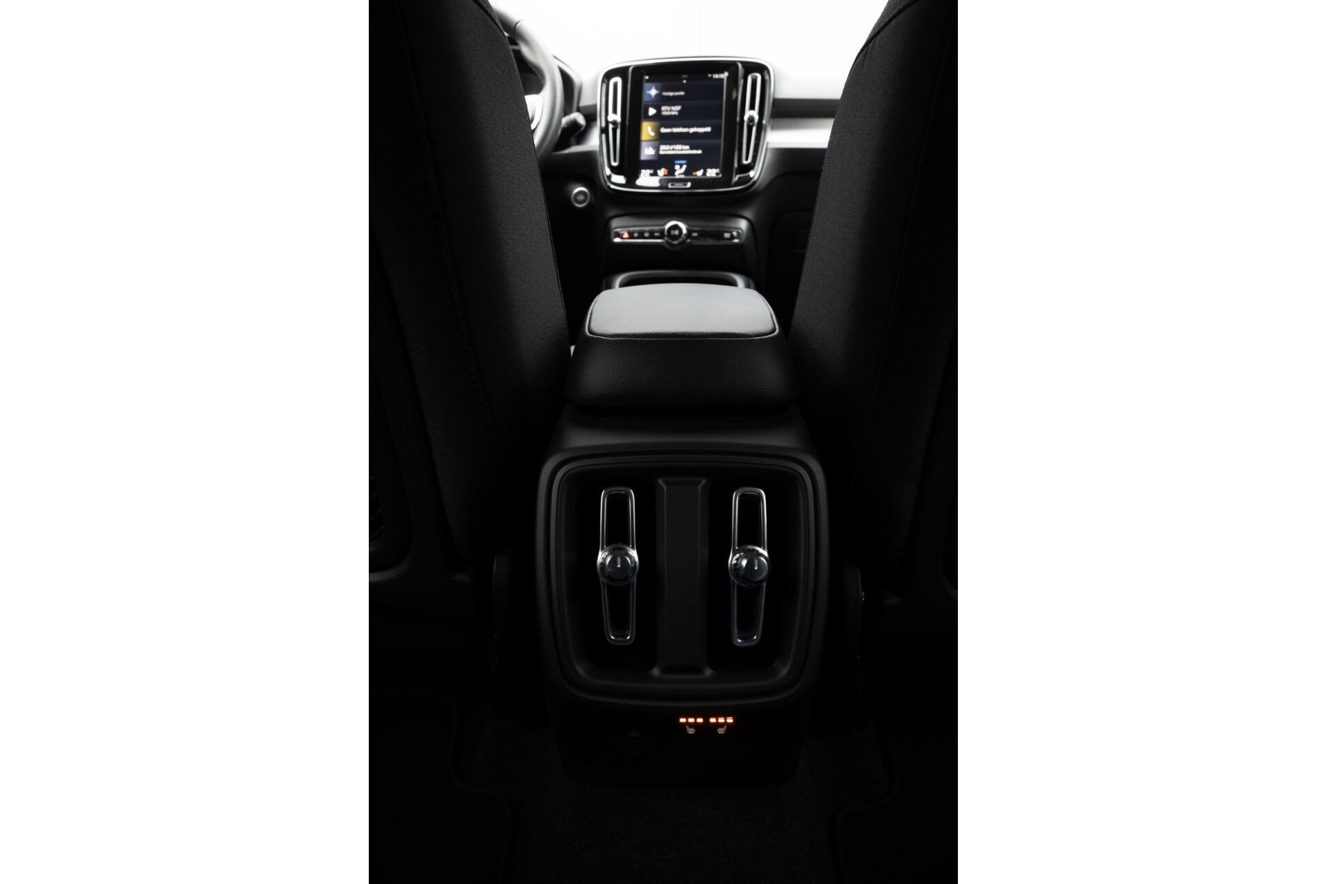 Volvo XC40 | T2 Momentum | Unieke KM stand | Spraakbediening | Keyless start | Volledig digitaal instrumentenpaneel | Cruise Control |