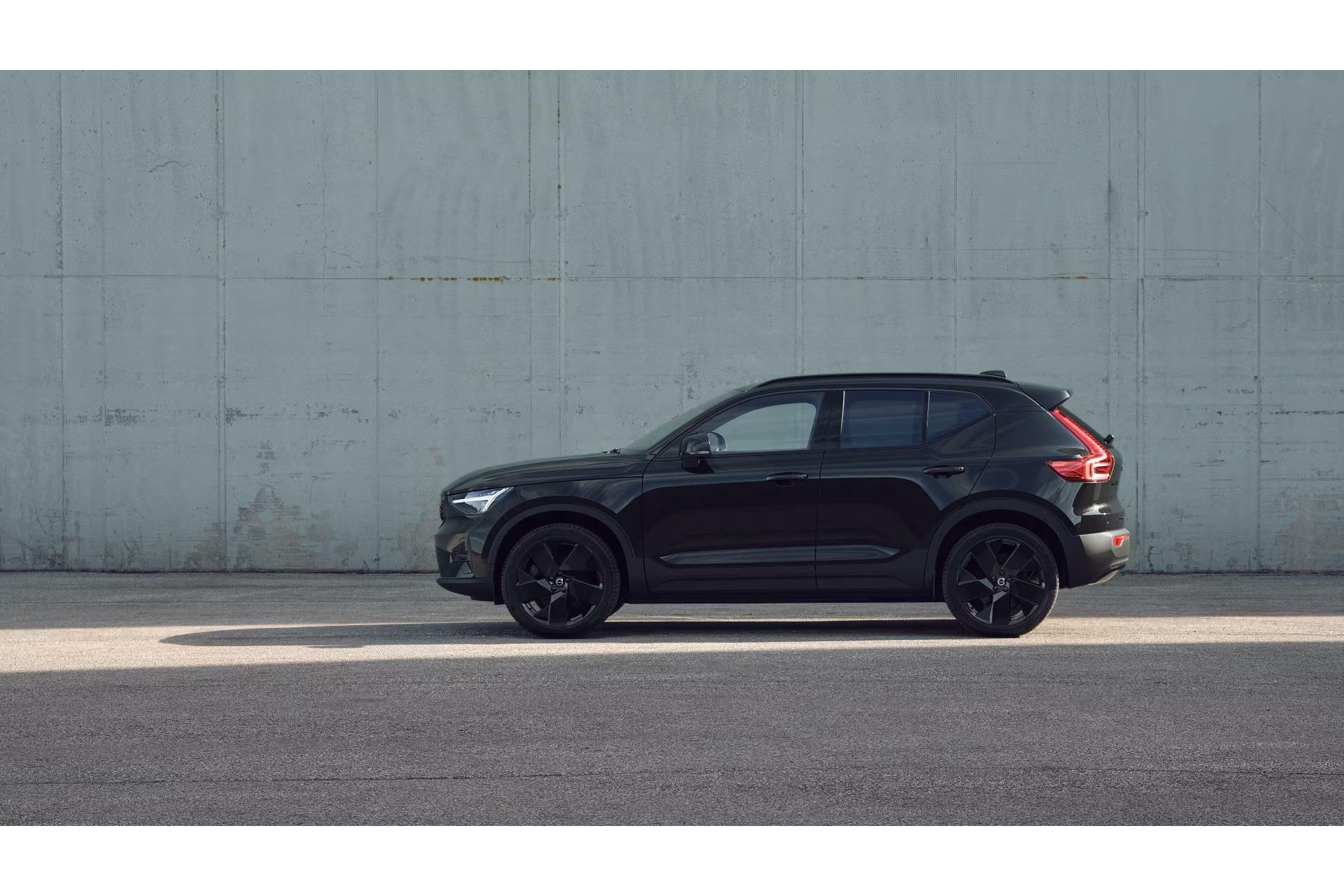 Volvo XC40 | B3 Ultra Dark | Black Edition | 360° Camera | Panoramadak | MY 2025 |