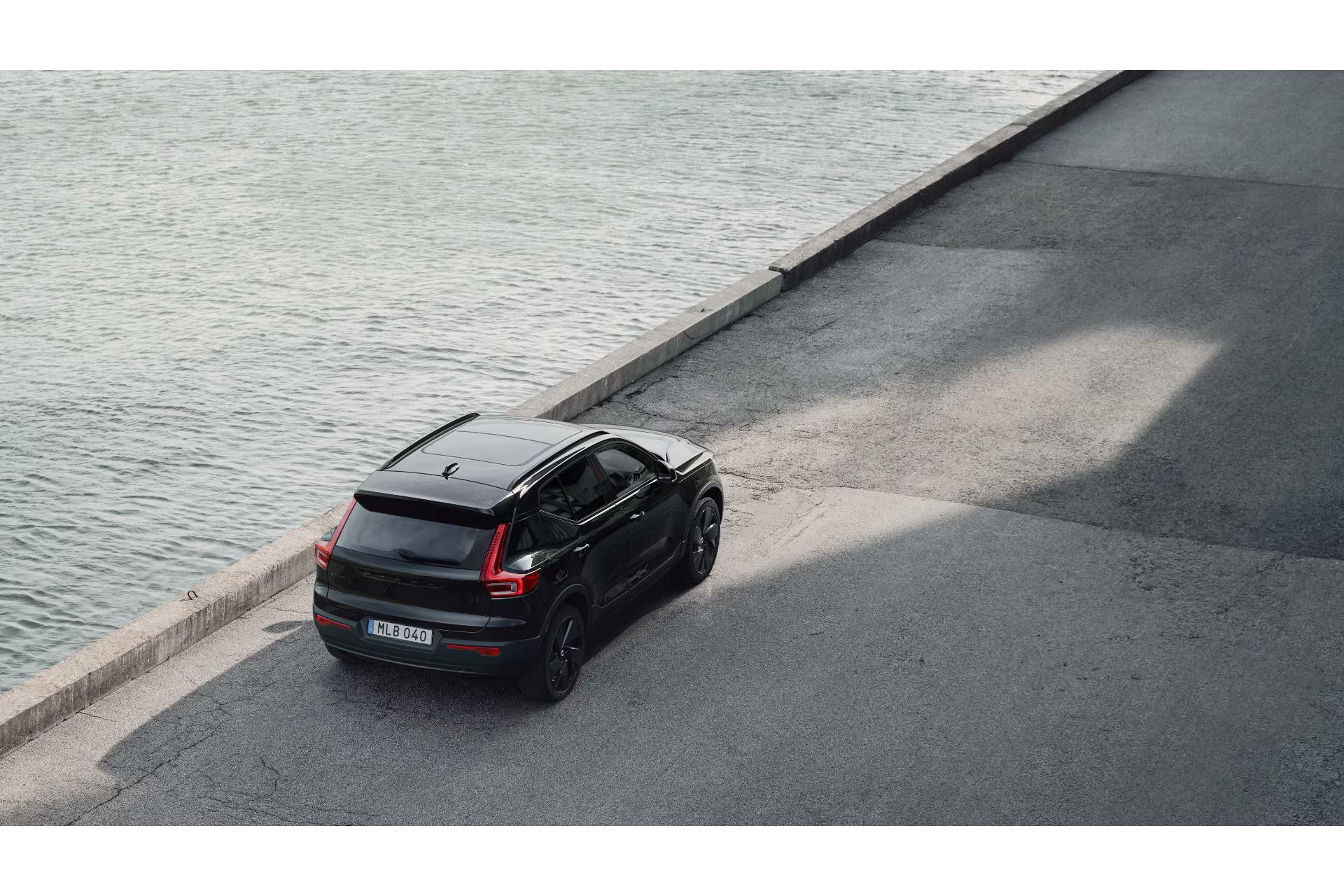 Volvo XC40 | B3 Ultra Dark | Black Edition | 360° Camera | Panoramadak | MY 2025 |