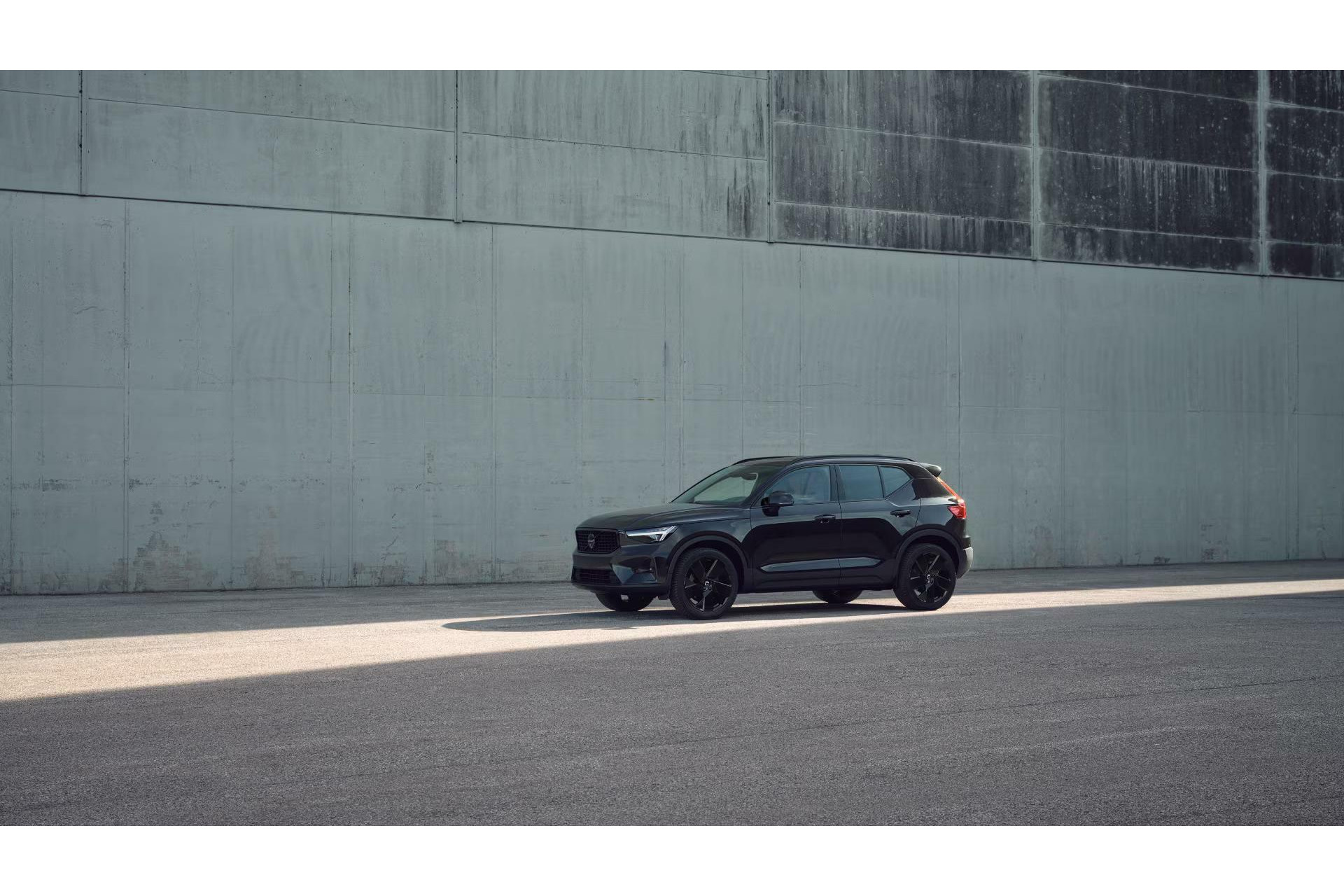 Volvo XC40 | B3 Ultra Dark | Black Edition | 360° Camera | Panoramadak | MY 2025 |