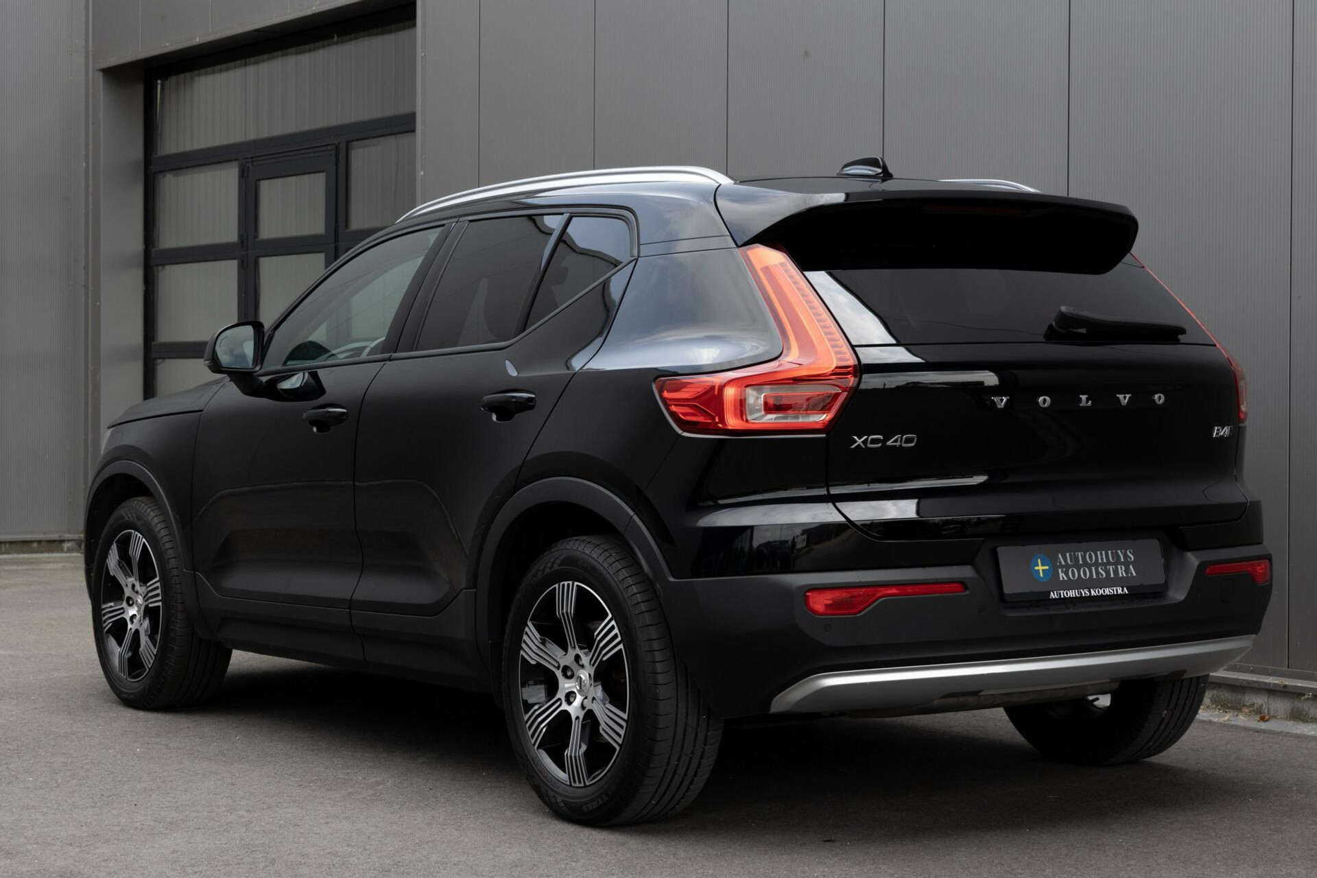 Volvo XC40 | B4 AWD Momentum Pro | H&K Audio | Keyless | Achteruitrijcamera | Elektrisch wegklapbare trekhaak |