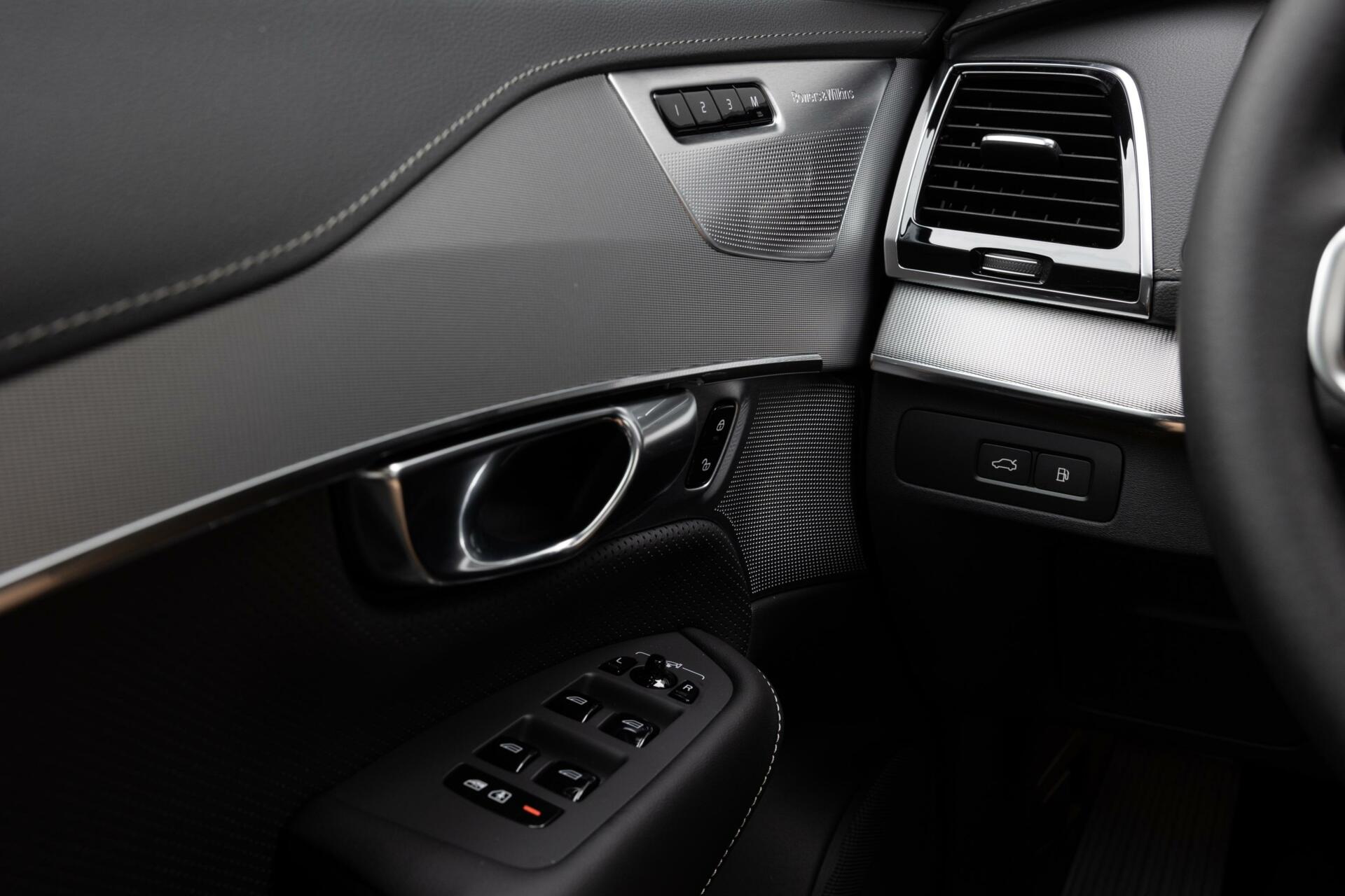 Volvo XC90 2.0 T8 Recharge AWD Ultra Dark Bowers Wilkins audio Luchtvering