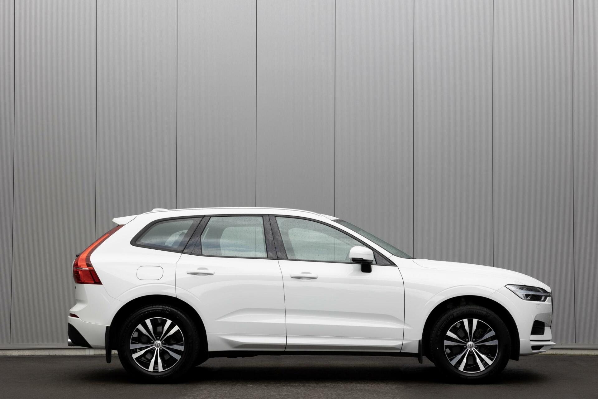 Volvo XC60 - | T4 Momentum Pro | Adaptieve cruise control | Lage km stand | Winterpack | Elektrische trekhaak |