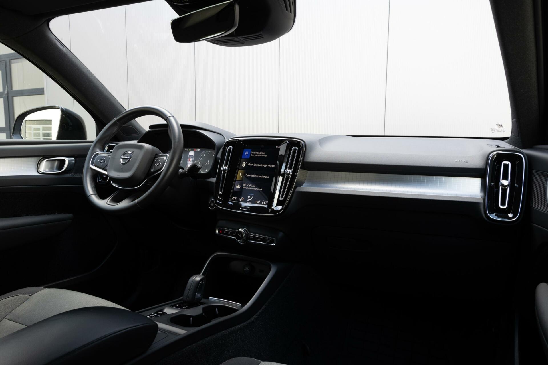 Volvo XC40 | B4 Momentum Pro | 2100 trekgewicht | Autopilot | Keyless | Achteruitrijcamera |