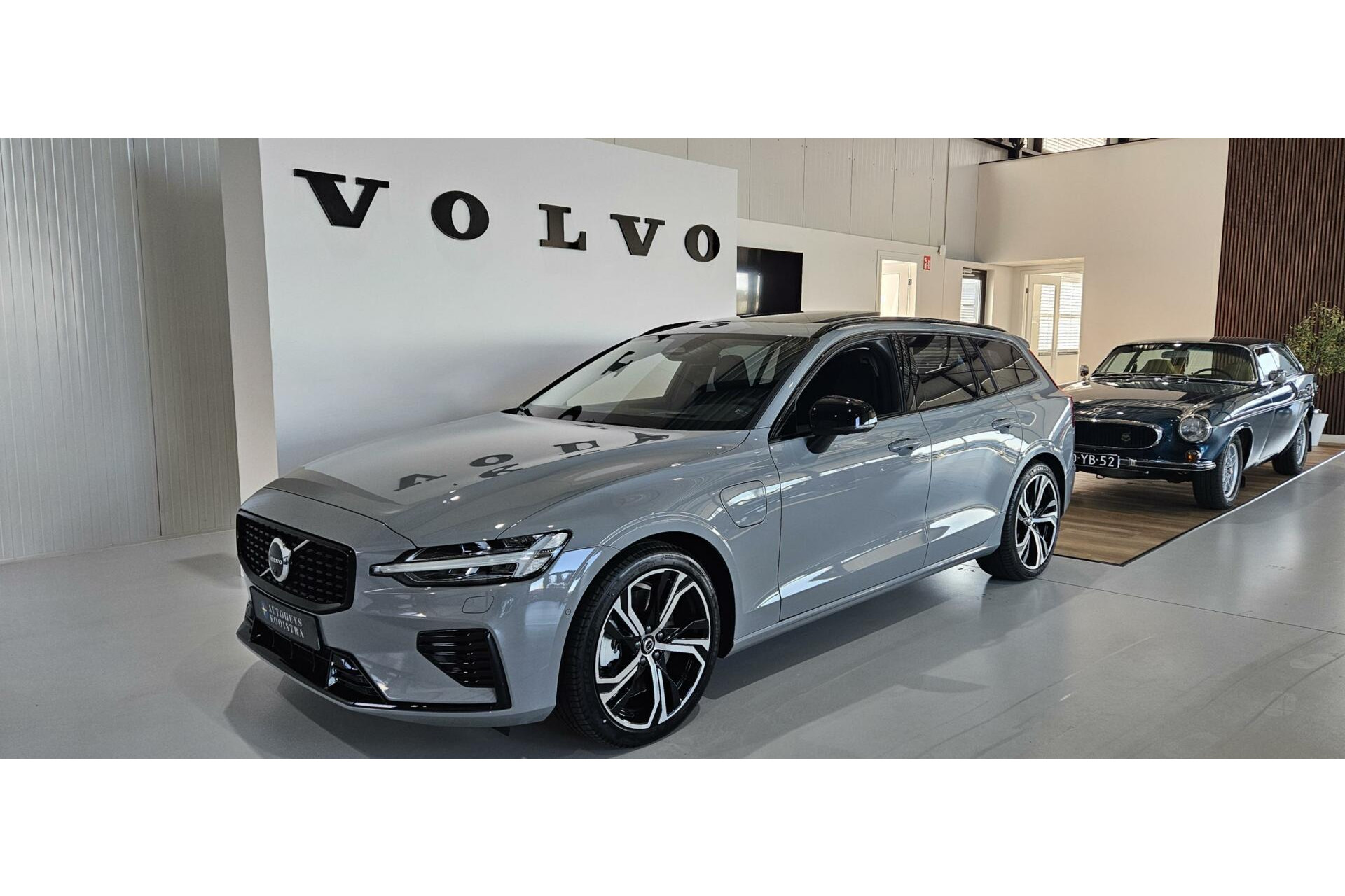 Volvo V60 - 2.0 T6 Recharge AWD Ultra Dark MY2025 | Full-Option | B&W