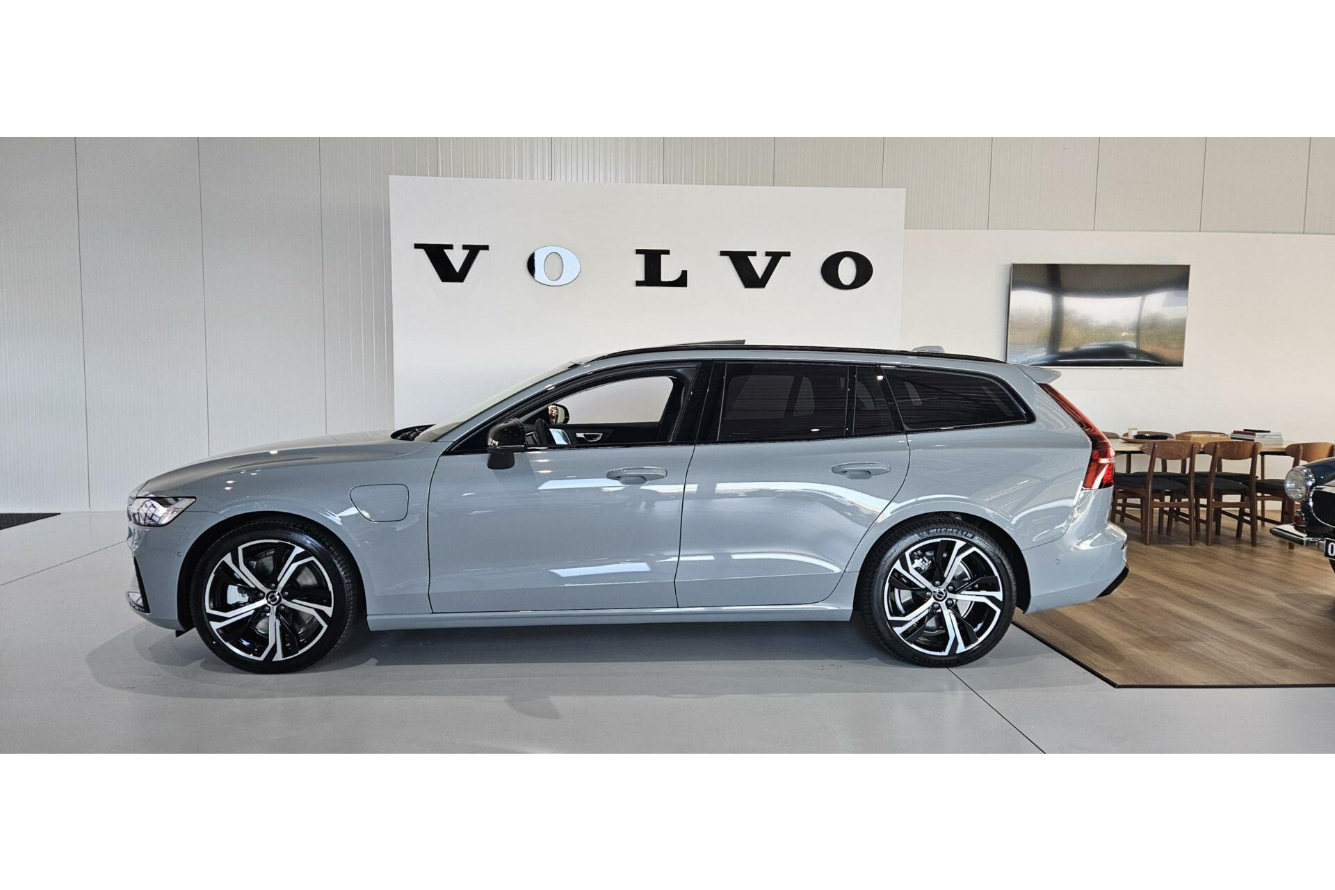 Volvo V60 2.0 T6 Recharge AWD Ultra Dark MY2025 | Full-Option | B&W