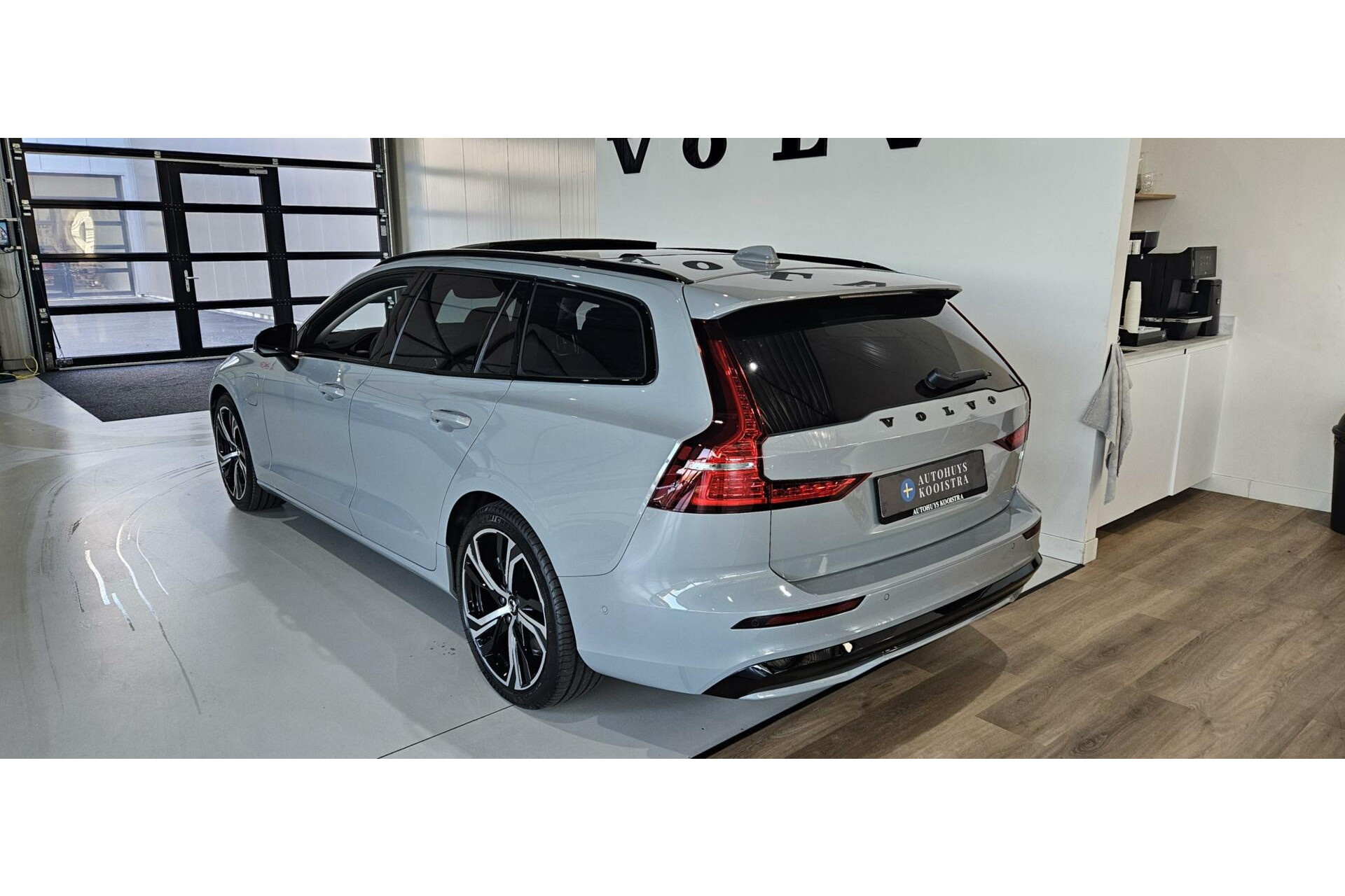 Volvo V60 2.0 T6 Recharge AWD Ultra Dark MY2025 | Full-Option | B&W