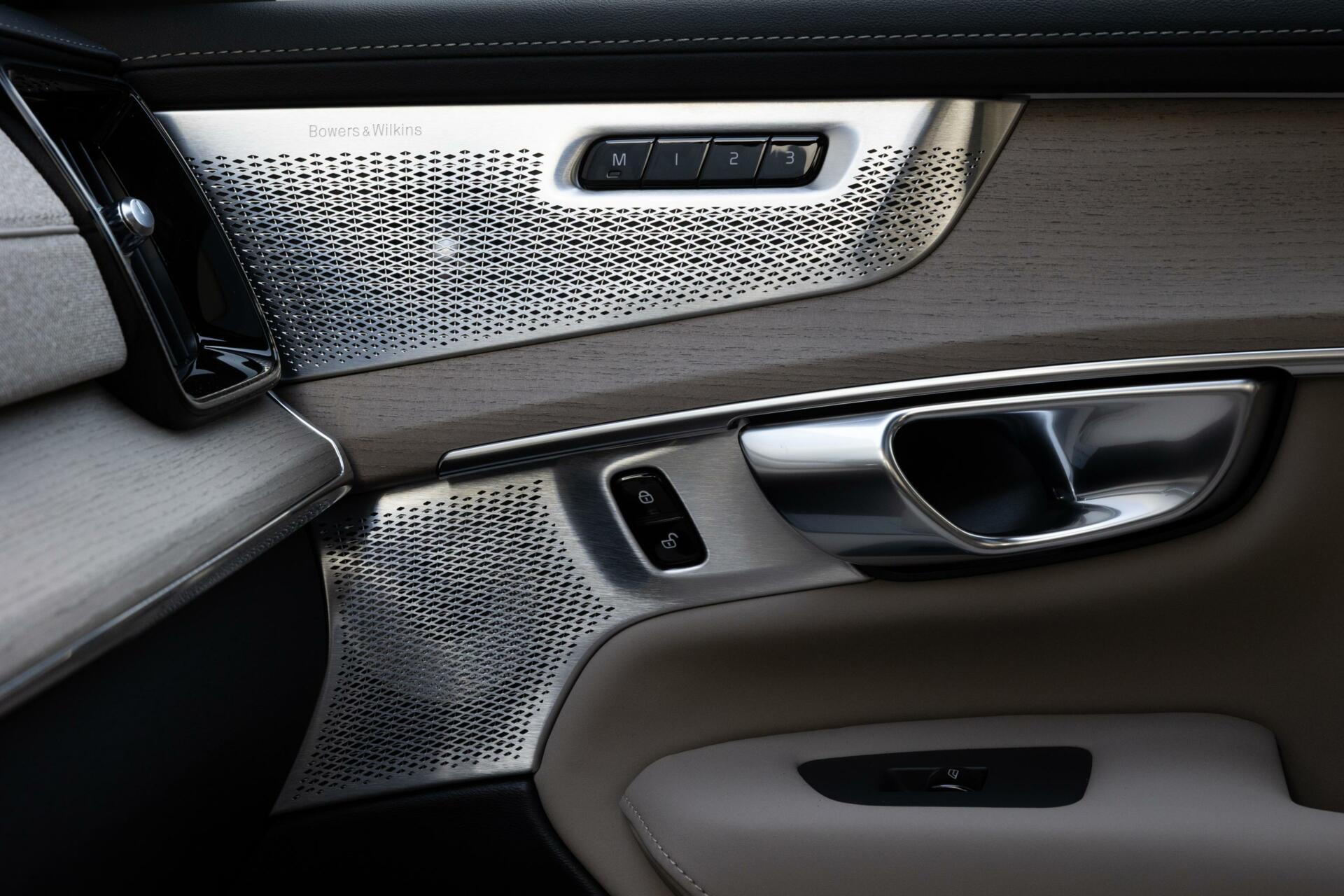 Volvo XC90 T8 Plug-in hybrid AWD Ultra Dark 2025 FULL OPTION