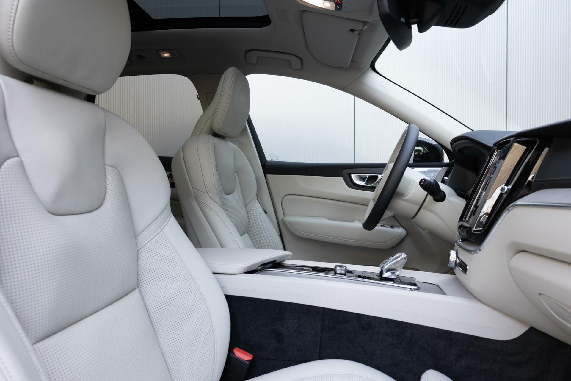 Volvo XC60 Recharge T6 AWD Ultra Bright FULL OPTION