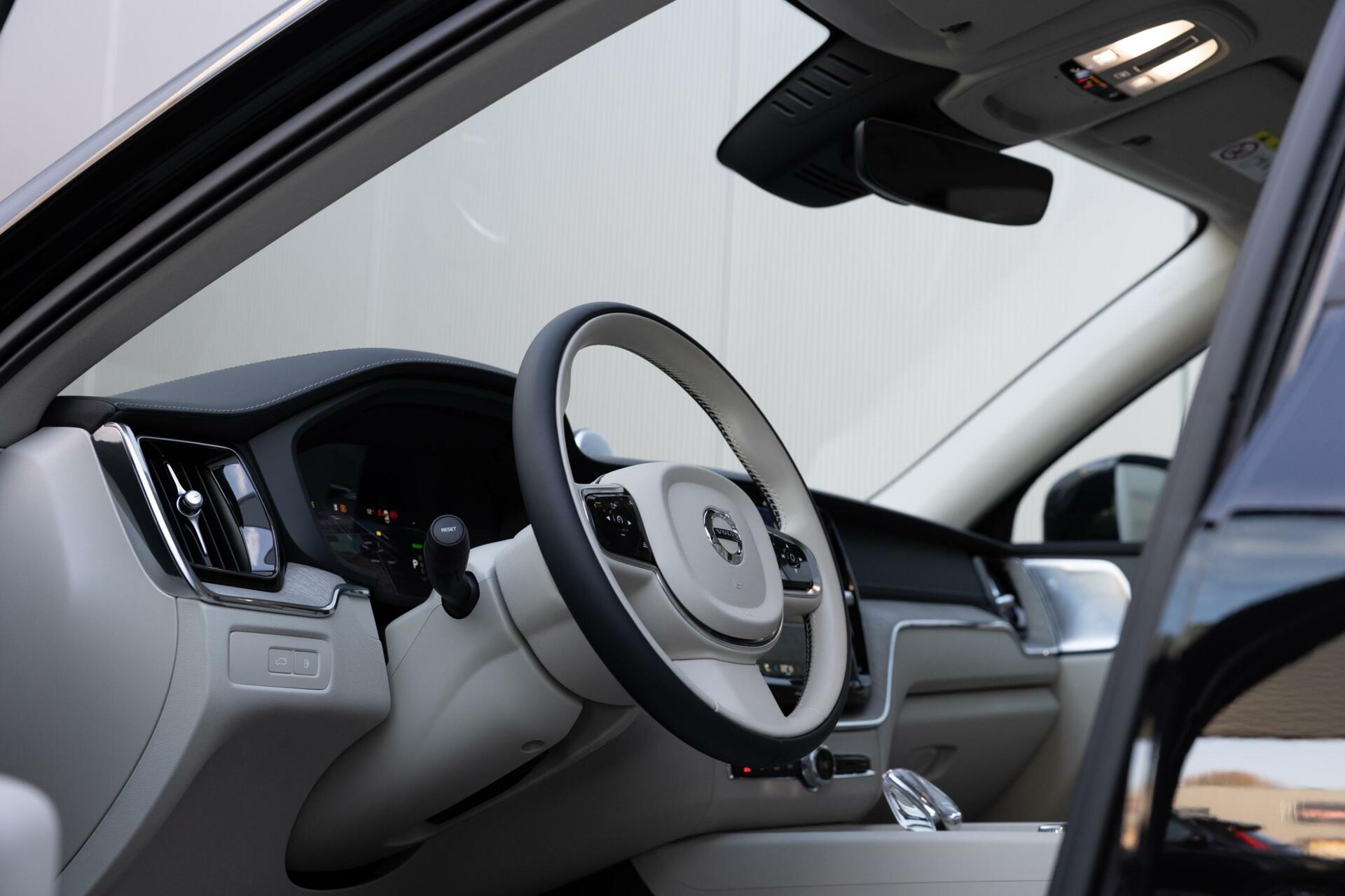 Volvo XC60 Recharge T6 AWD Ultra Bright FULL OPTION