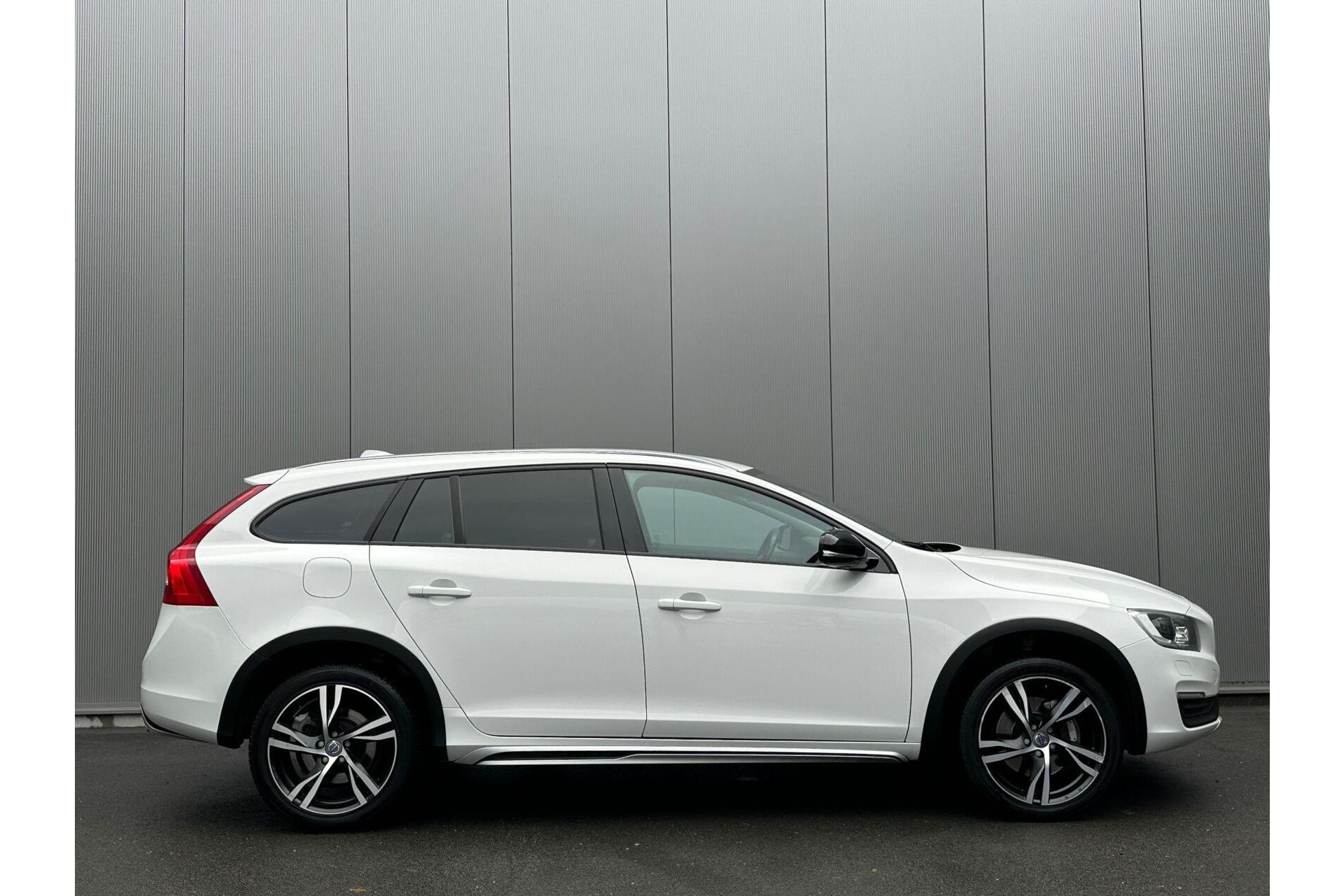 Volvo V60 - Cross Country 2.0 D3 Momentum Trekhaak|Stoelverwarming|Xenon