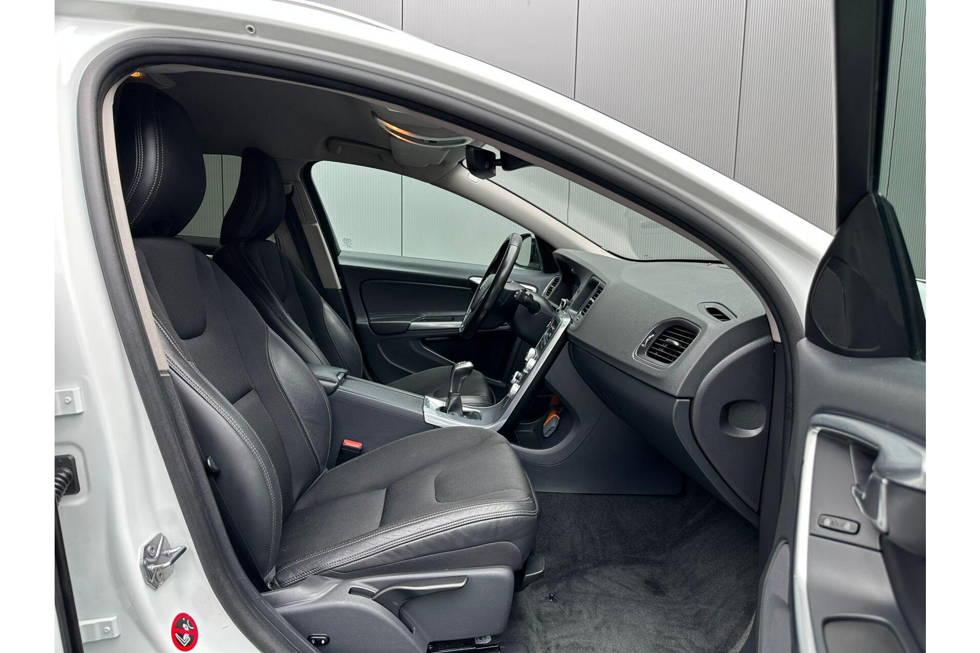 Volvo V60 Cross Country 2.0 D3 Momentum Trekhaak|Stoelverwarming|Xenon