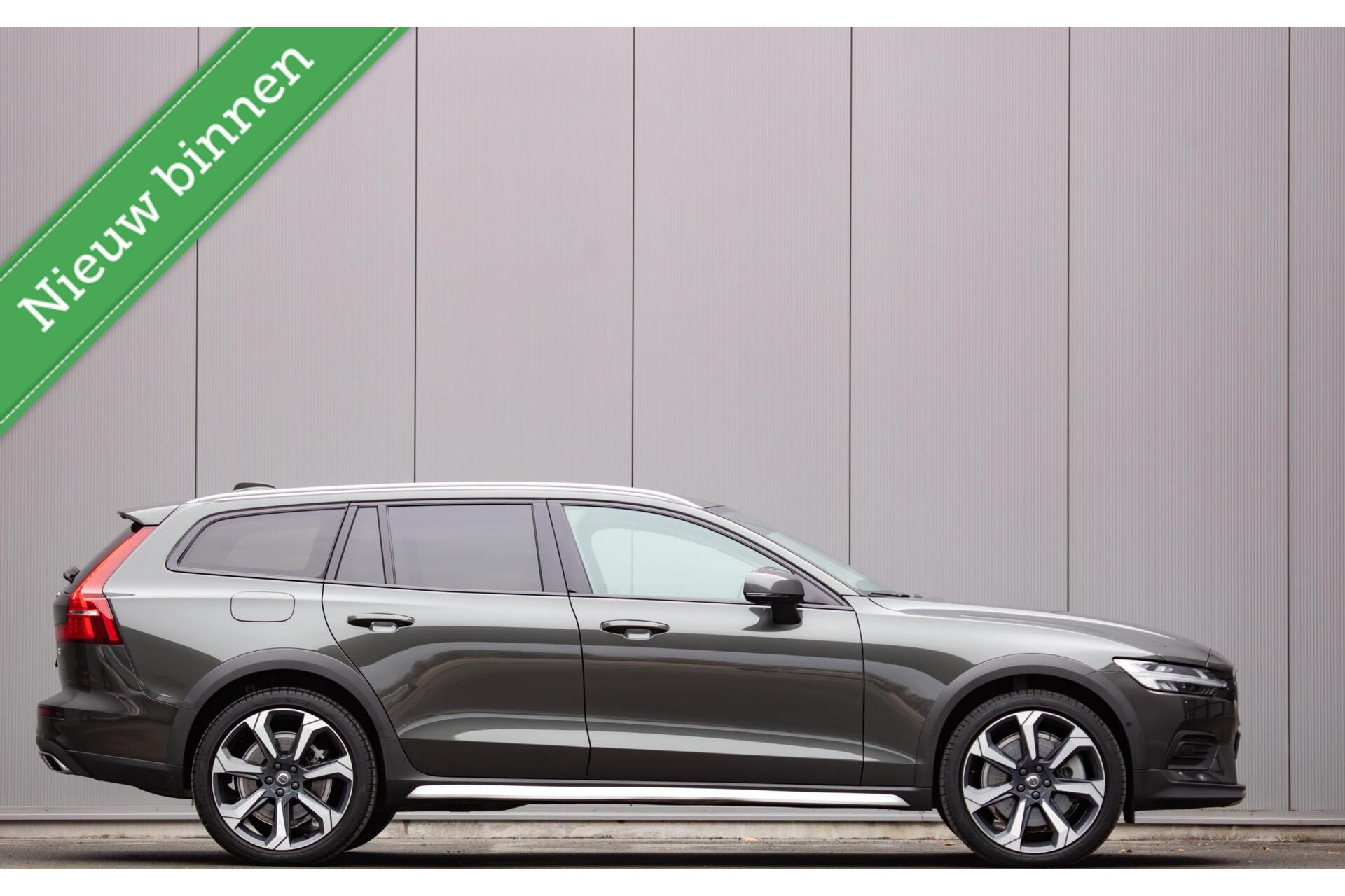 Volvo V60 - Cross Country 2.0 B5 AWD Pro | Panoramadak | H/K Audio | Trekhaak