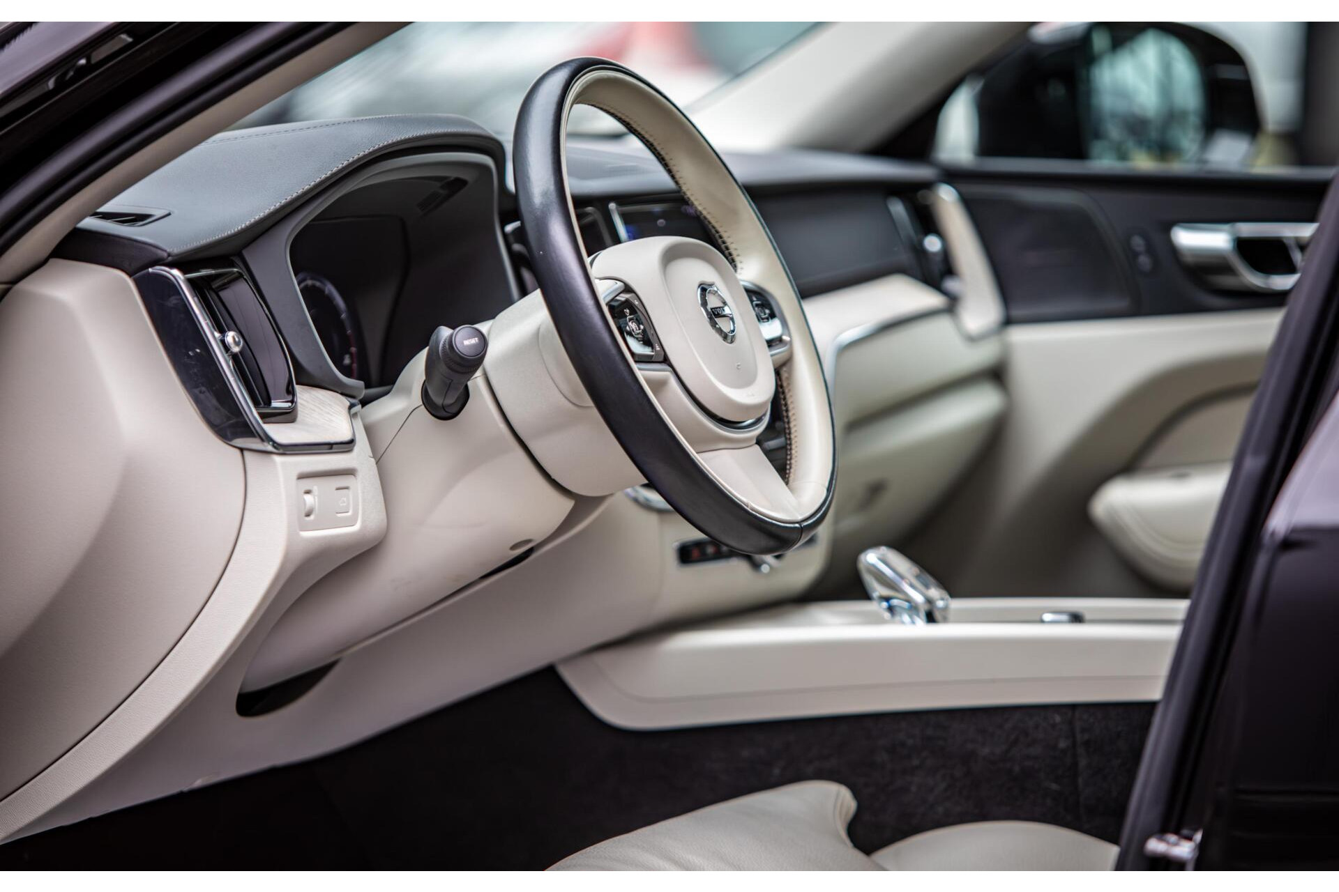 Volvo XC60 2.0 B5 Inscription HUD|Panorama|360|H/K Audio