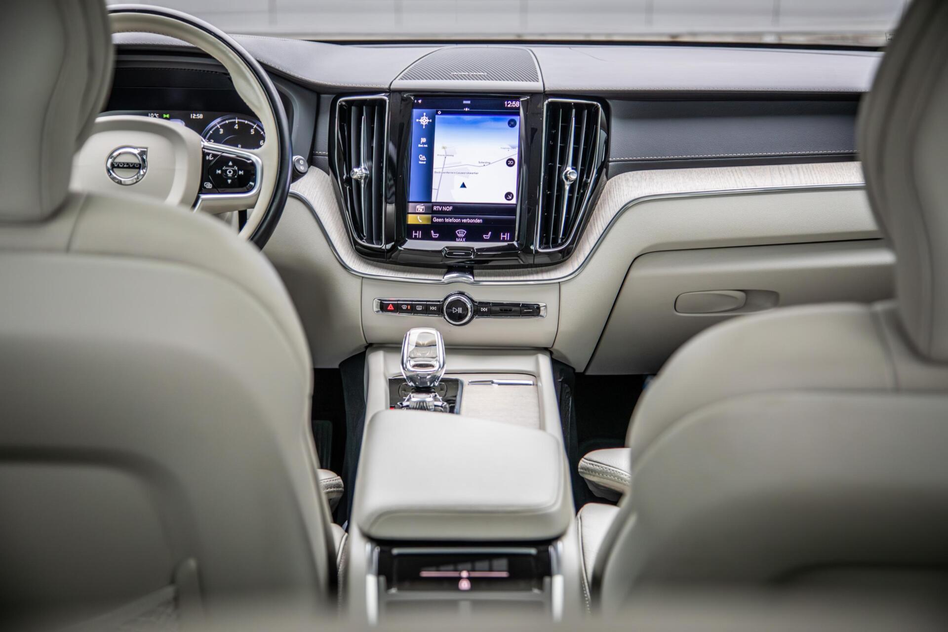 Volvo XC60 2.0 B5 Inscription HUD|Panorama|360|H/K Audio