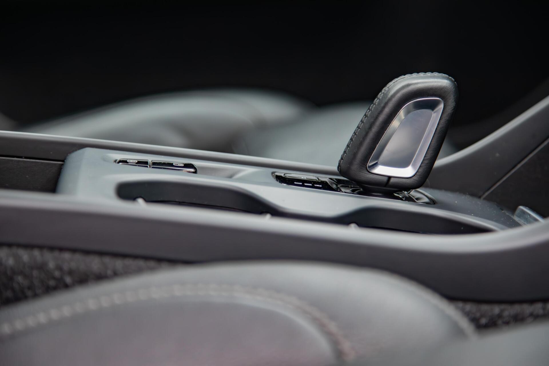 Volvo XC40 2.0 B4 Momentum Pro |Full option|Pano|360|Leer|Blis