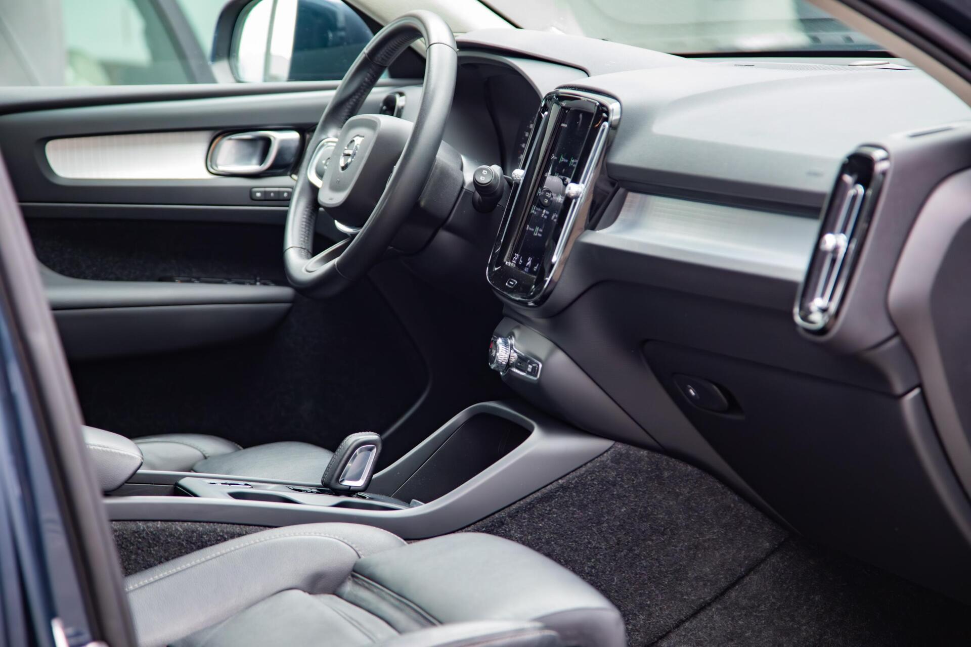 Volvo XC40 2.0 B4 Momentum Pro |Full option|Pano|360|Leer|Blis