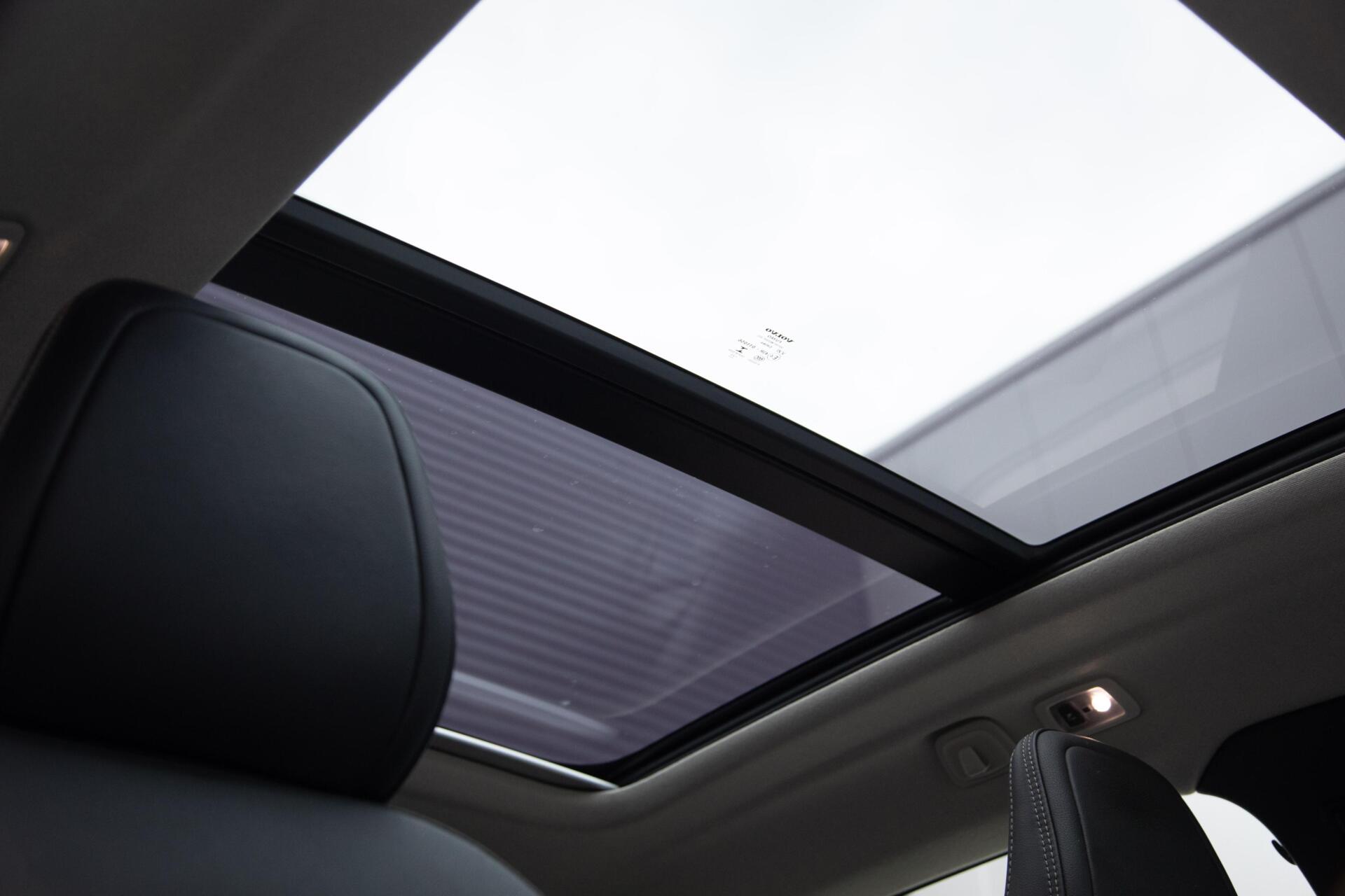 Volvo XC40 2.0 B4 Momentum Pro |Full option|Pano|360|Leer|Blis