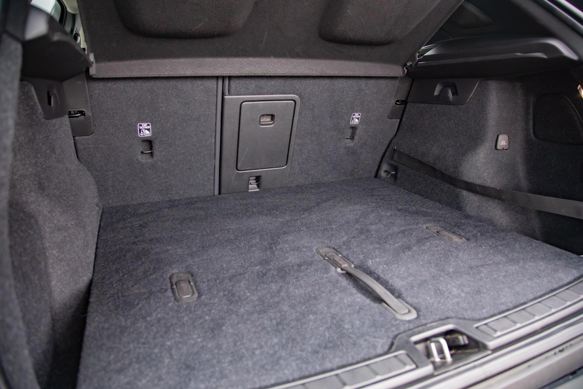 Volvo XC40 2.0 B4 Momentum Pro |Full option|Pano|360|Leer|Blis