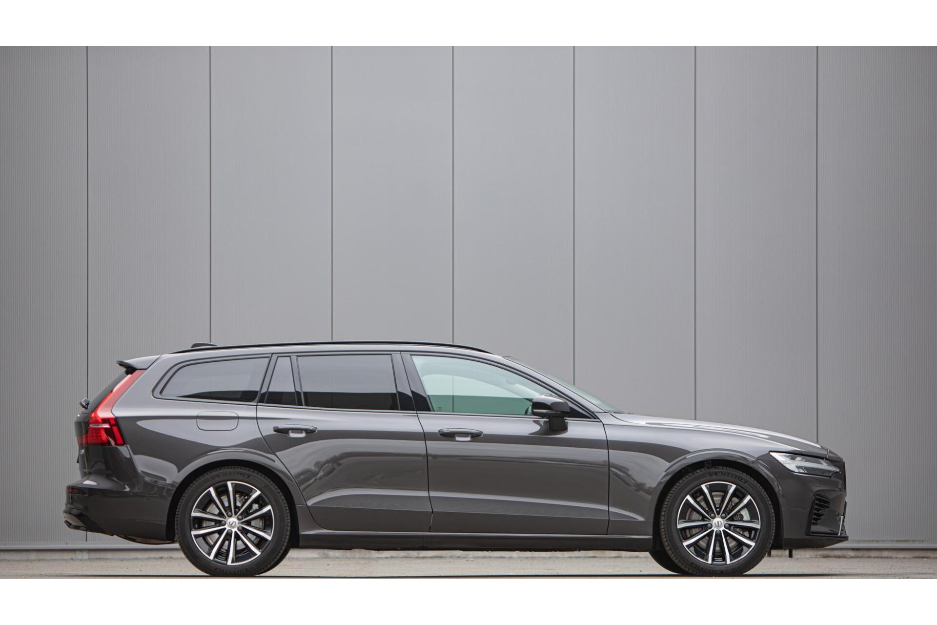 Volvo V60 2.0 T6 Plug-in hybrid AWD Plus Dark|H/K Audio|360 Camera|Leer|